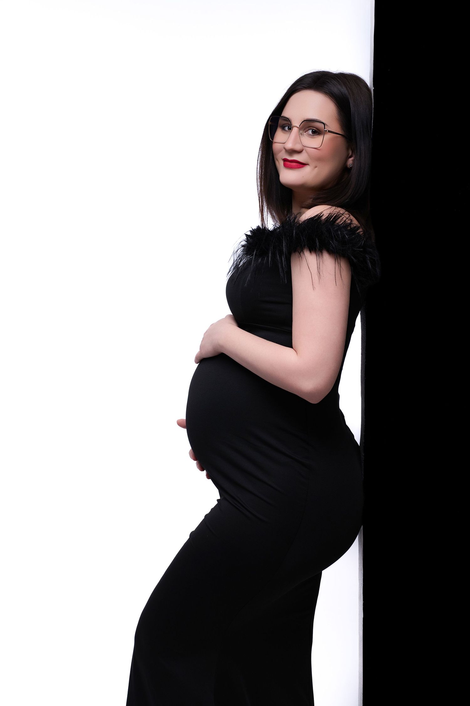 Kismama portré stúdióban fekete ruhában – Joseph Satek Photography