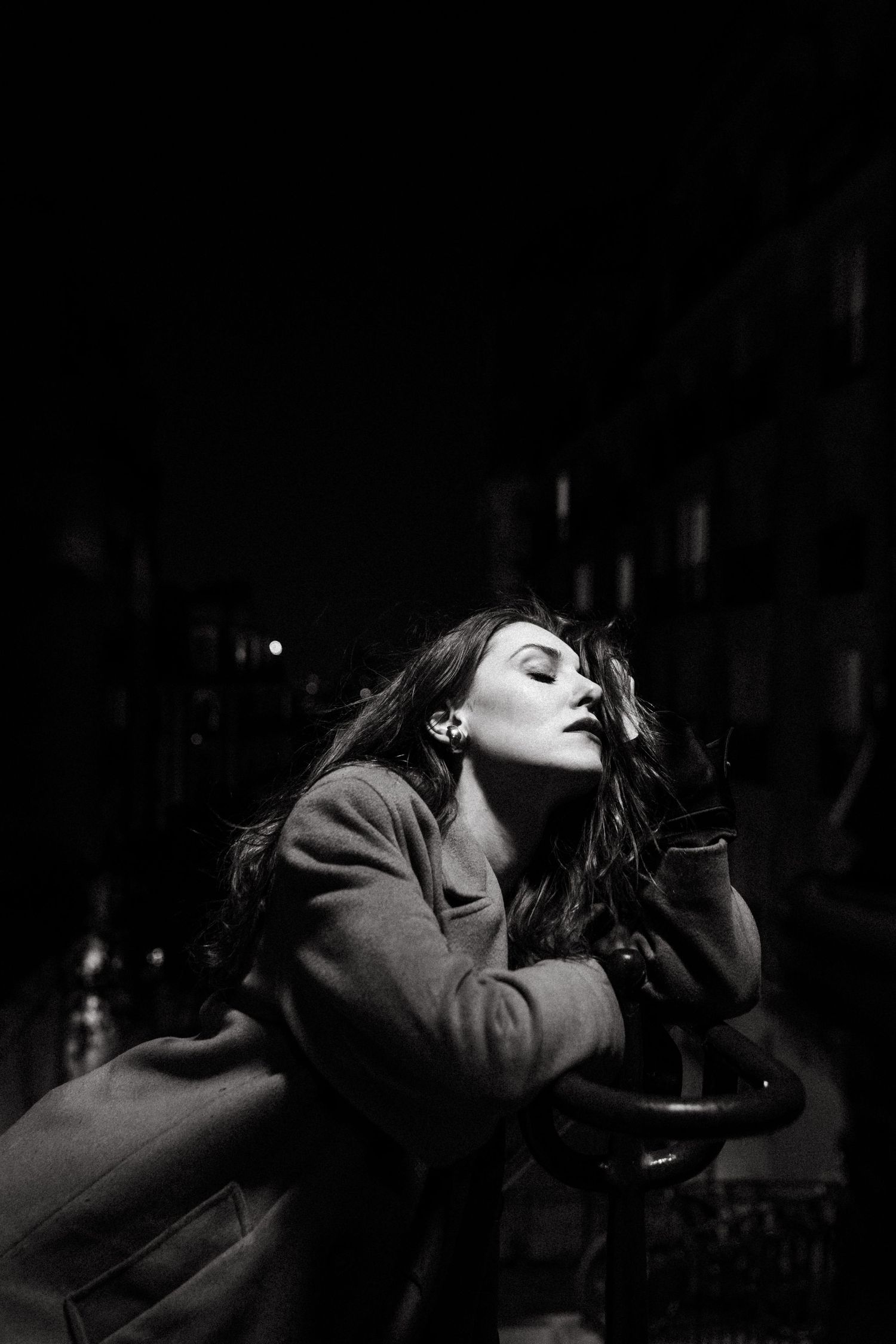 Editorial night portrait in Montmartre, Paris, cinematic black and white fashion-inspired photography by Studio Reverie.
