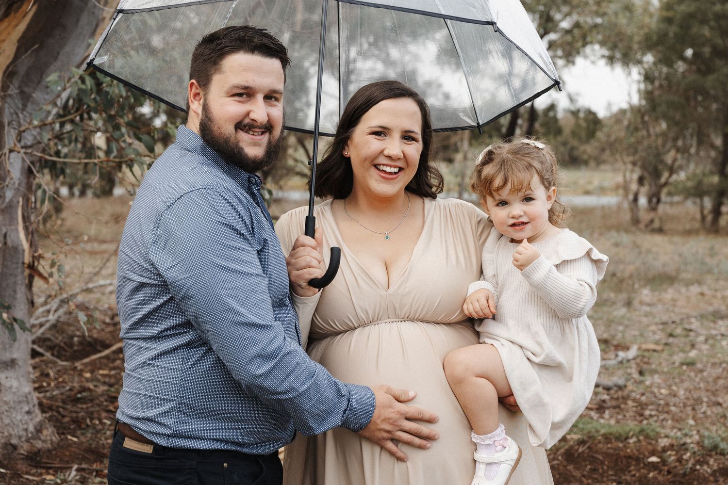 Family maternity photoshoot in the Canberra rain