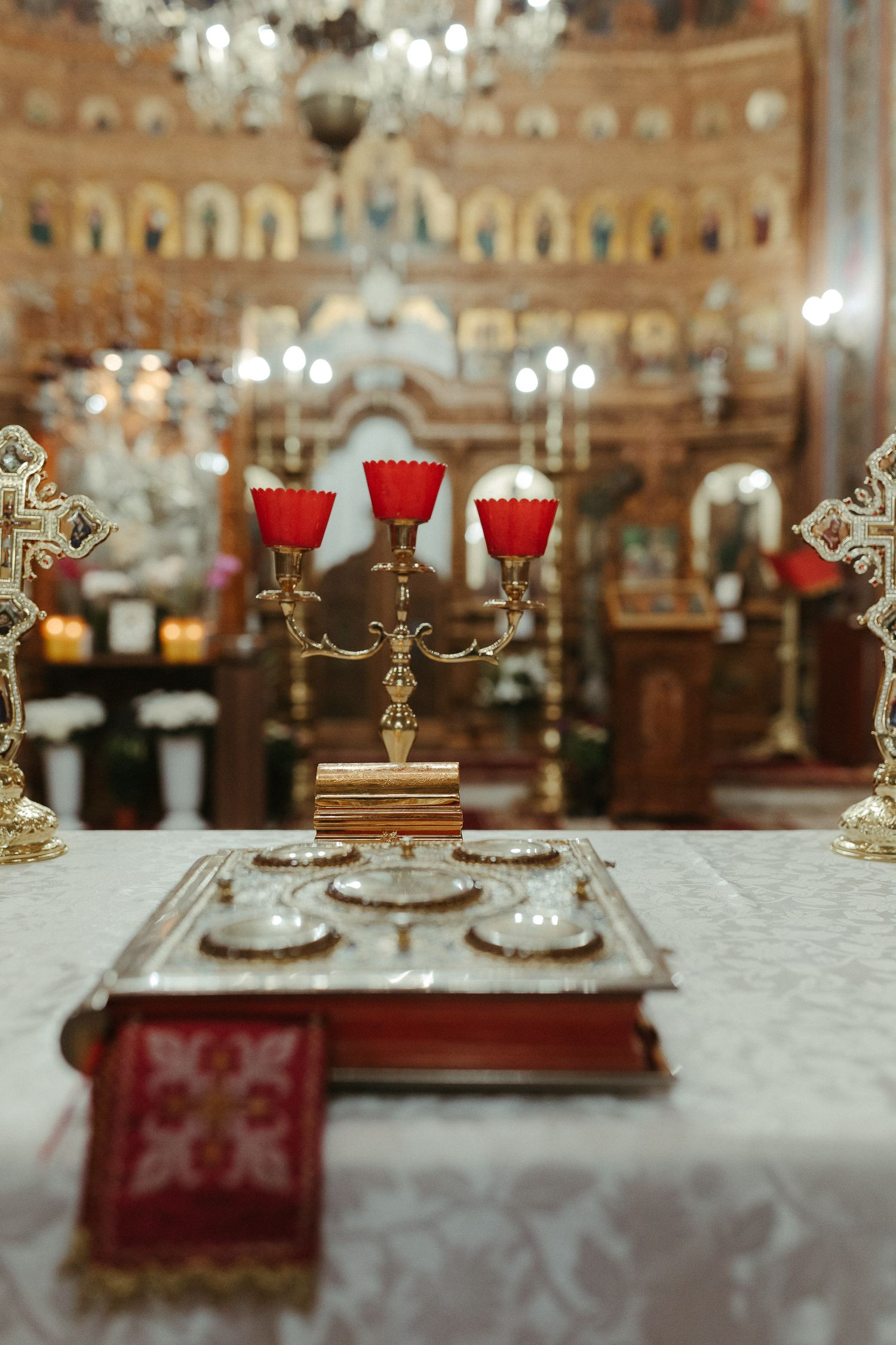 Detaliu de suport de lumanari pe masa dintr-o biserica din Bucuresti
