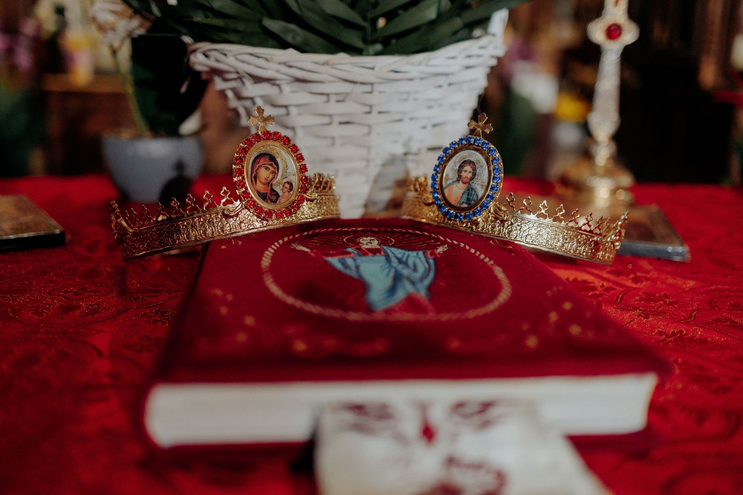 Plan apropiat cu Biblia și coroanele de cununie așezate pe masa din altar; detalii religioase solemne pregătite pentru ceremonia de nuntă.