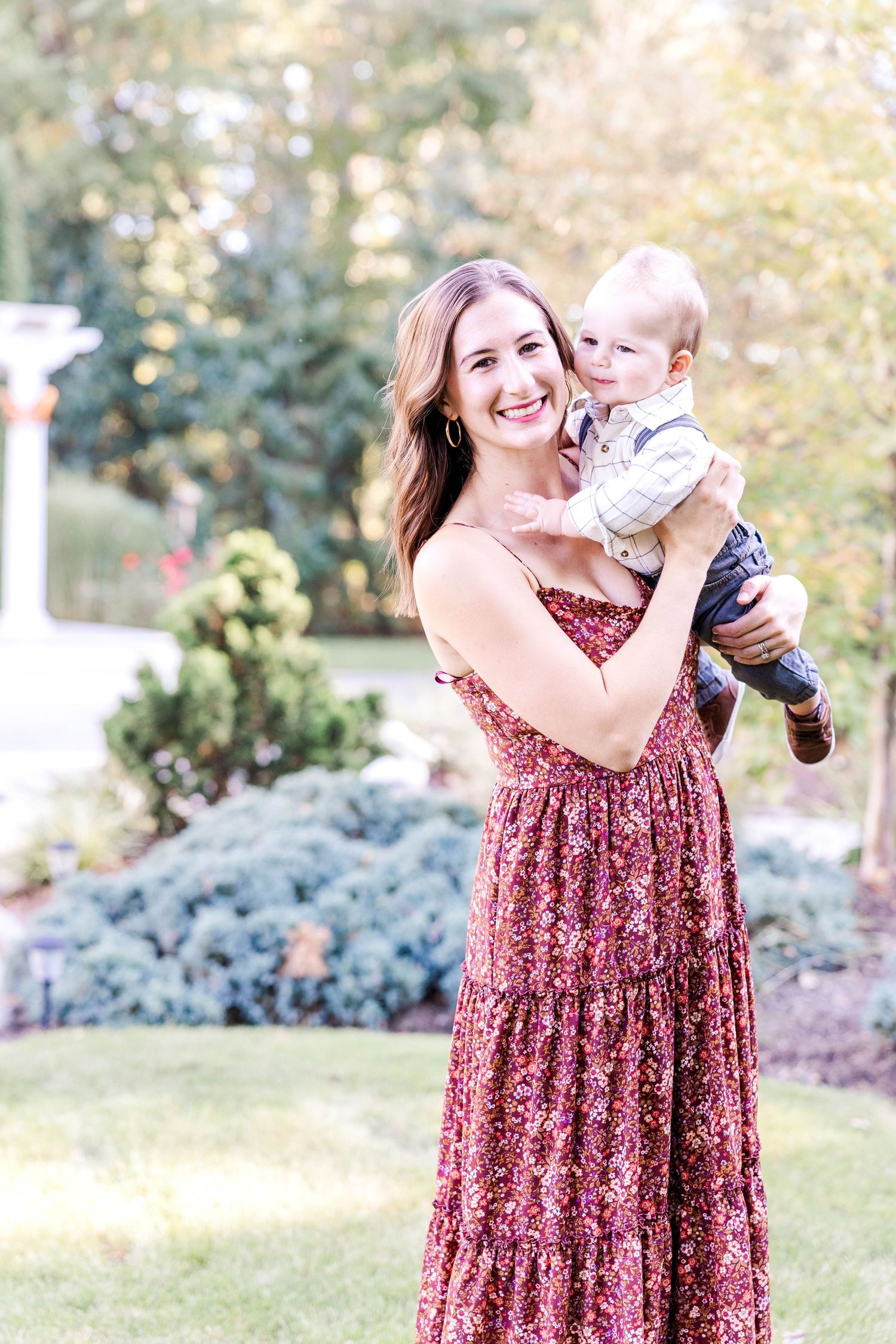 Mom holding her daughter during a golden light Connecticut family photo session — Minmo Photography