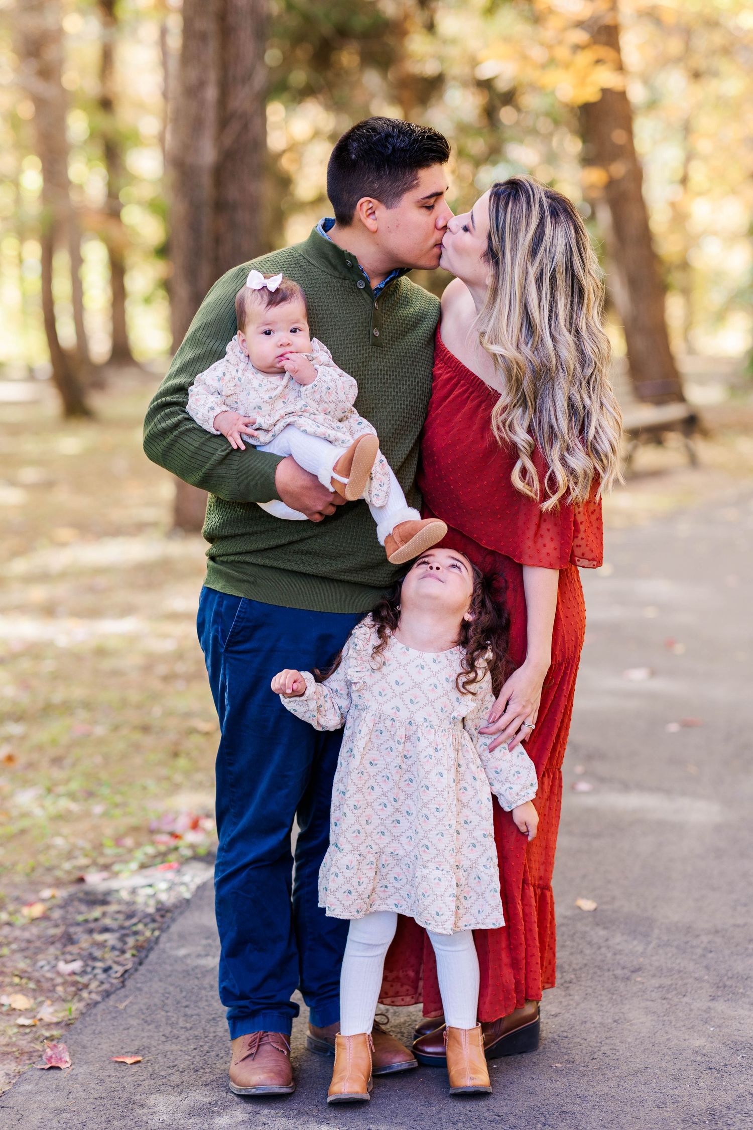 Mom and Dad embracing during family portrait session -- Minmo Photography