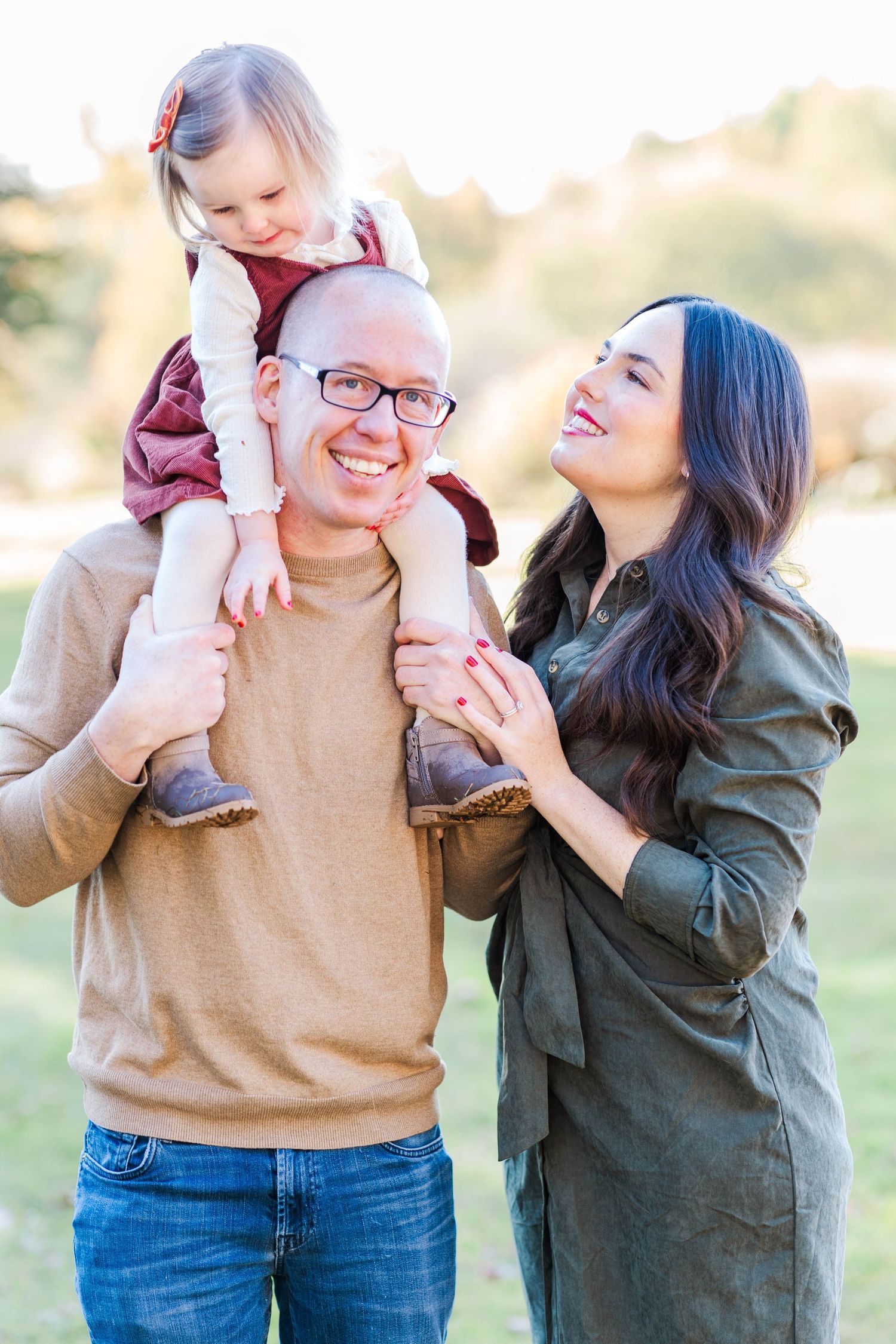 Girl sitting on Dad's shoulders during family photoshoot in natural light -- Minmo Photography