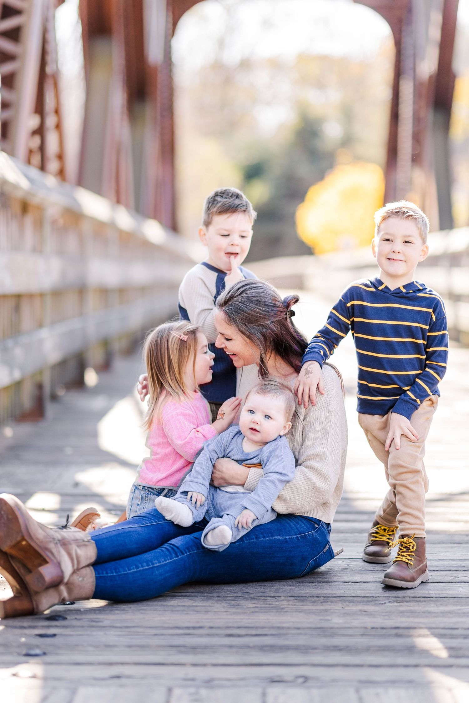 Mom surrounded by her four kids during a family photoshoot -- Minmo Photography