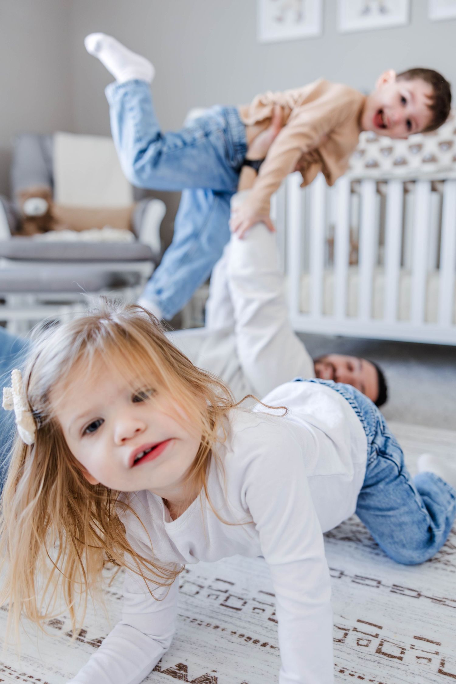 Dad playing with kids during in-home lifestyle photoshoot -- Minmo Photography