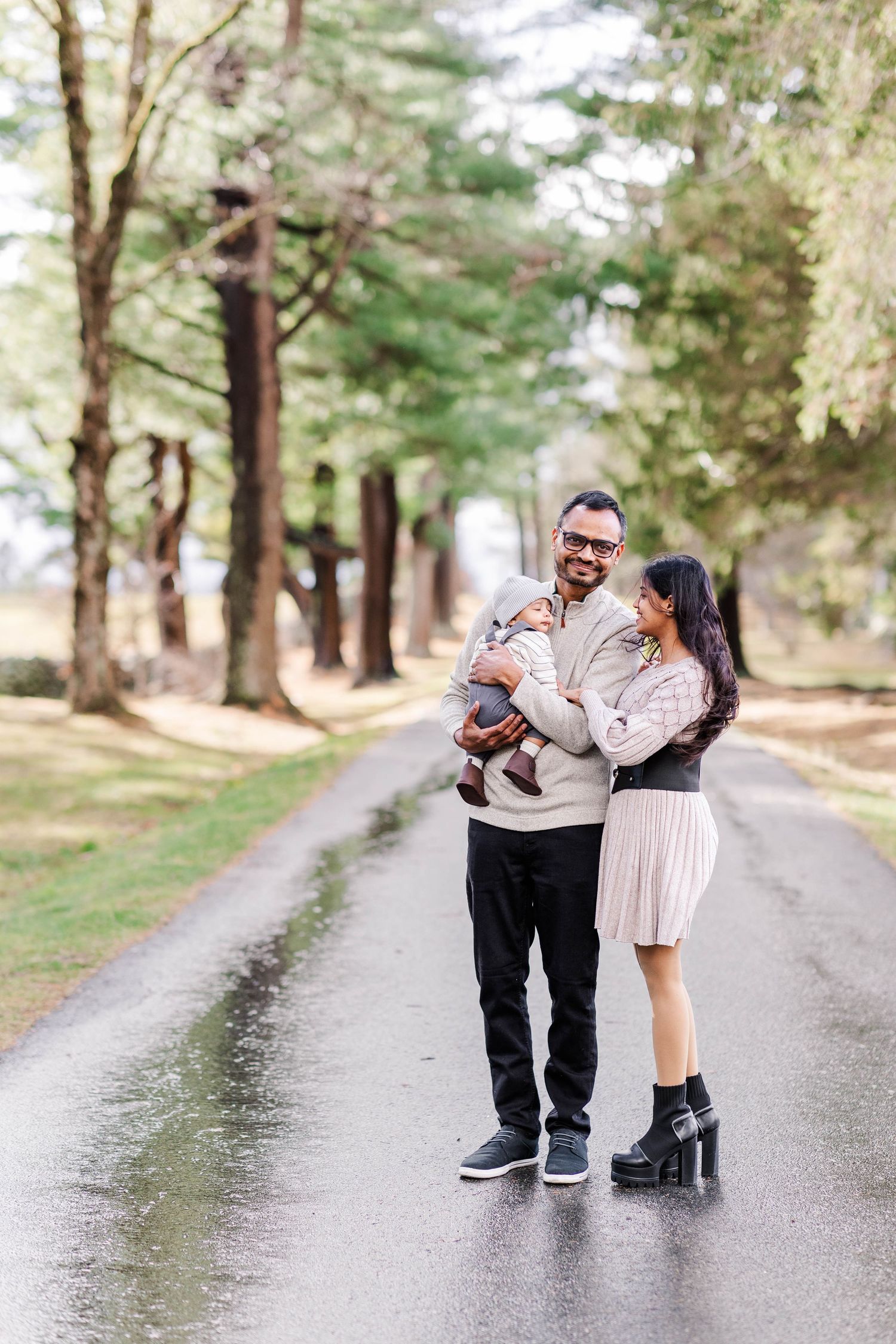 Mom and Dad gazing at toddler between them on a Connecticut walking trail — Minmo Photography