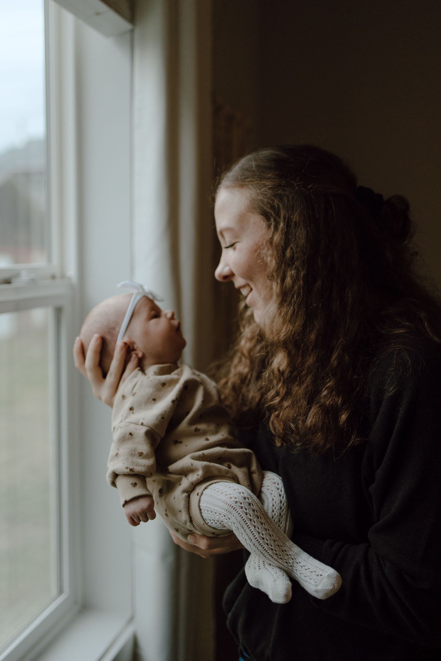 Mother and newborn photo in boise idaho in home session