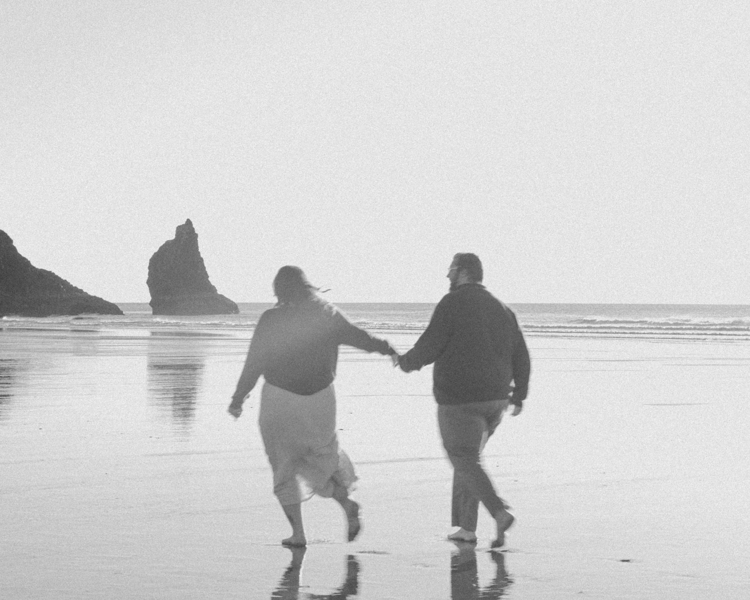 Oregon coast couples maternity session photo