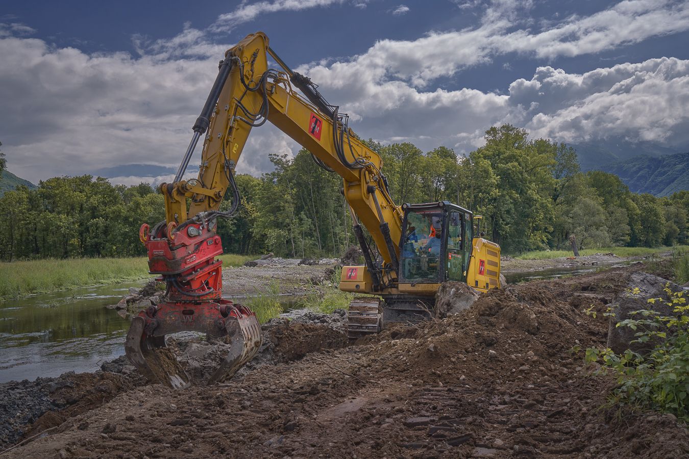 Escavatore cingolato in cantiere naturalistico – Fotografia industriale Corrado Griggi