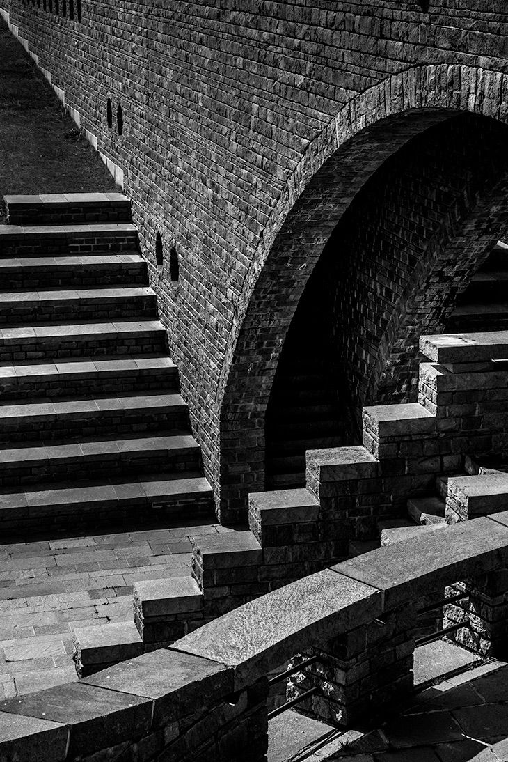fotografia di struttura artistica in bianco e nero Ticino, arte contemporanea, territorio, costruzioni, architettura d'autore,griggicorrado
