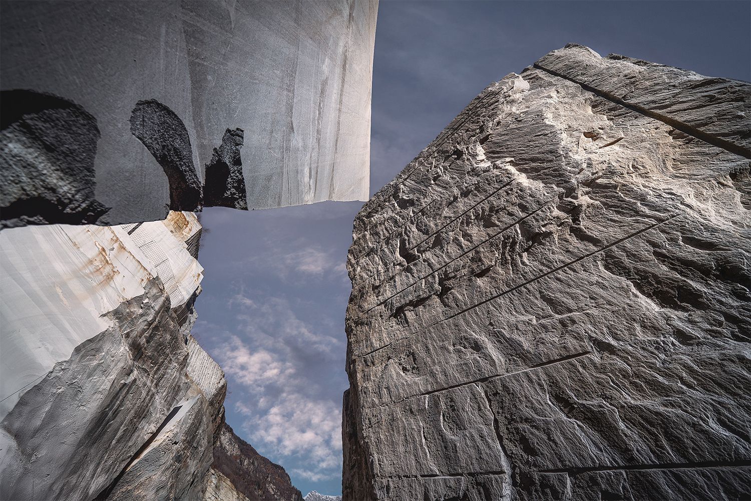 Pareti di estrazione della cava in Val Calanca con segni di lavorazione nella roccia – documentazione fotografica del territorio alpino.