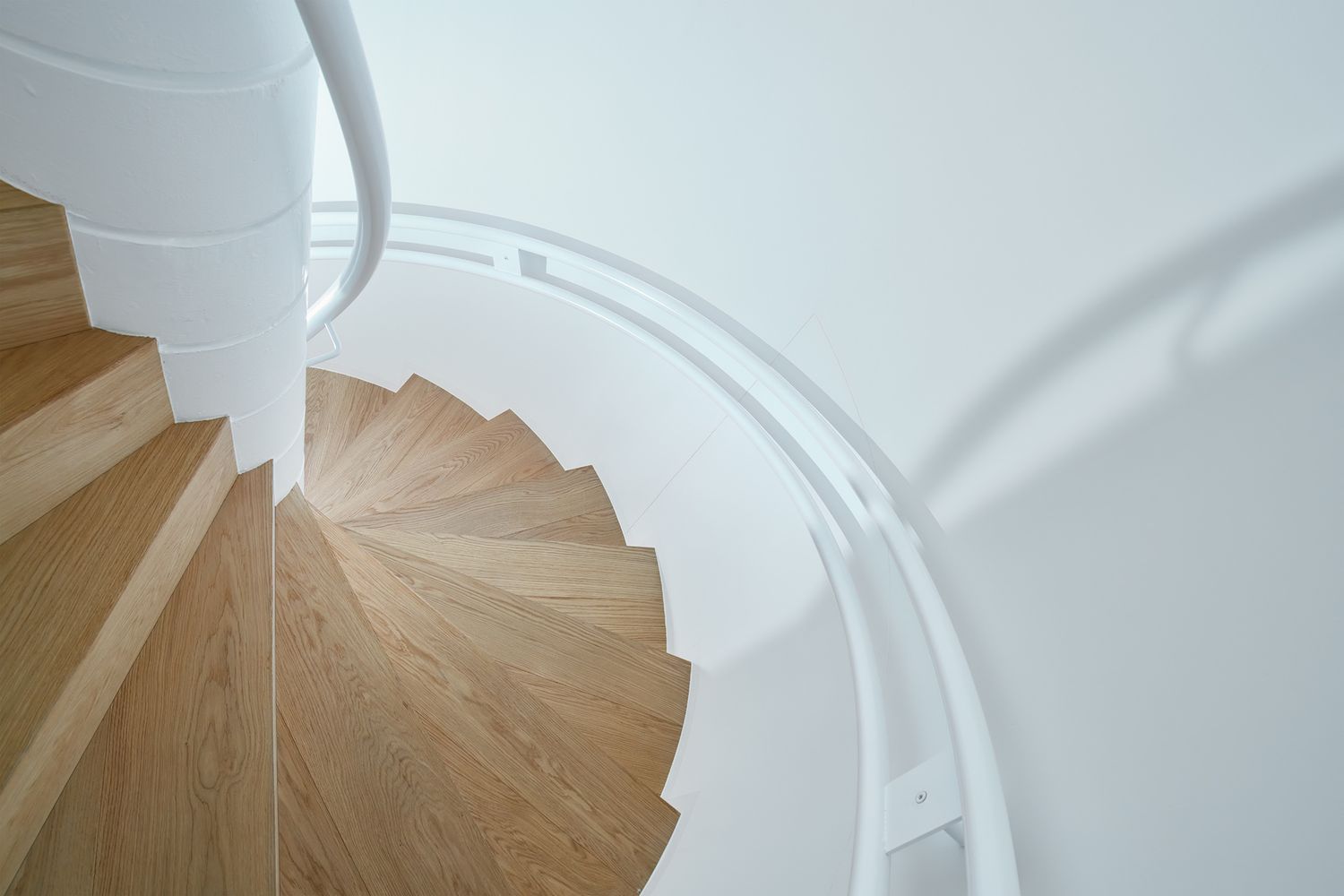 “Scala a chiocciola moderna – fotografia di interni professionale – Corrado Griggi”