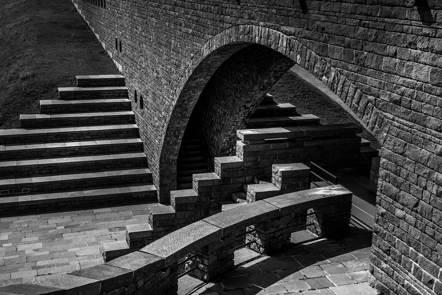fotografia di struttura artistica in bianco e nero Ticino