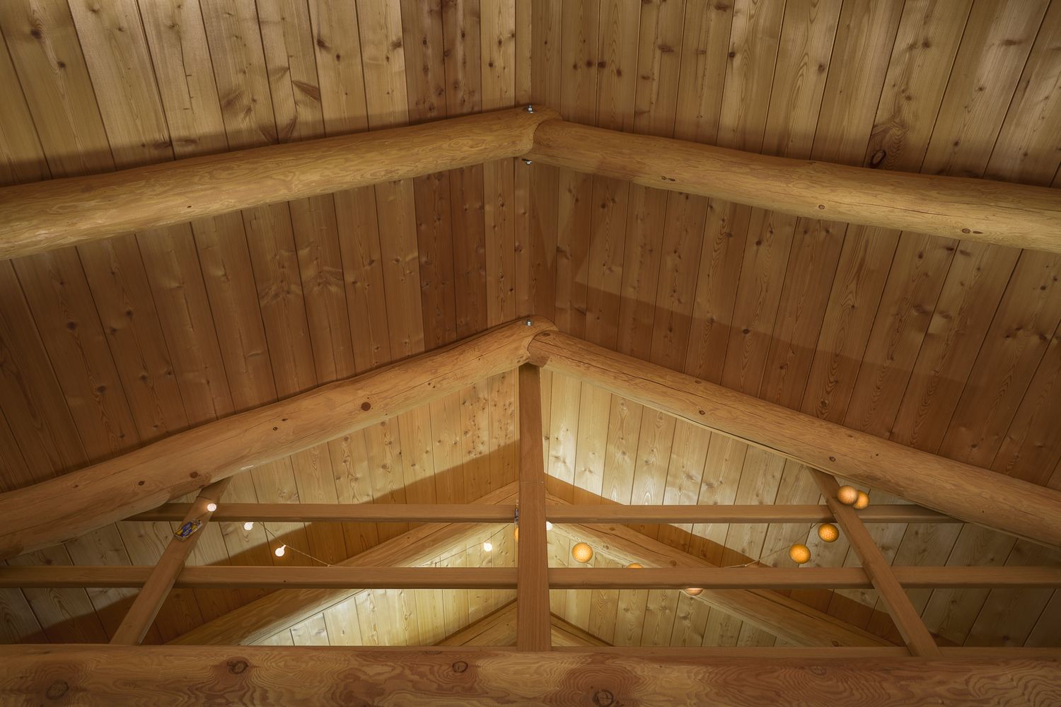 «Interno rustico con travi e corrimano in legno, soppalco e geometrie calde che creano un ambiente accogliente e armonioso.»