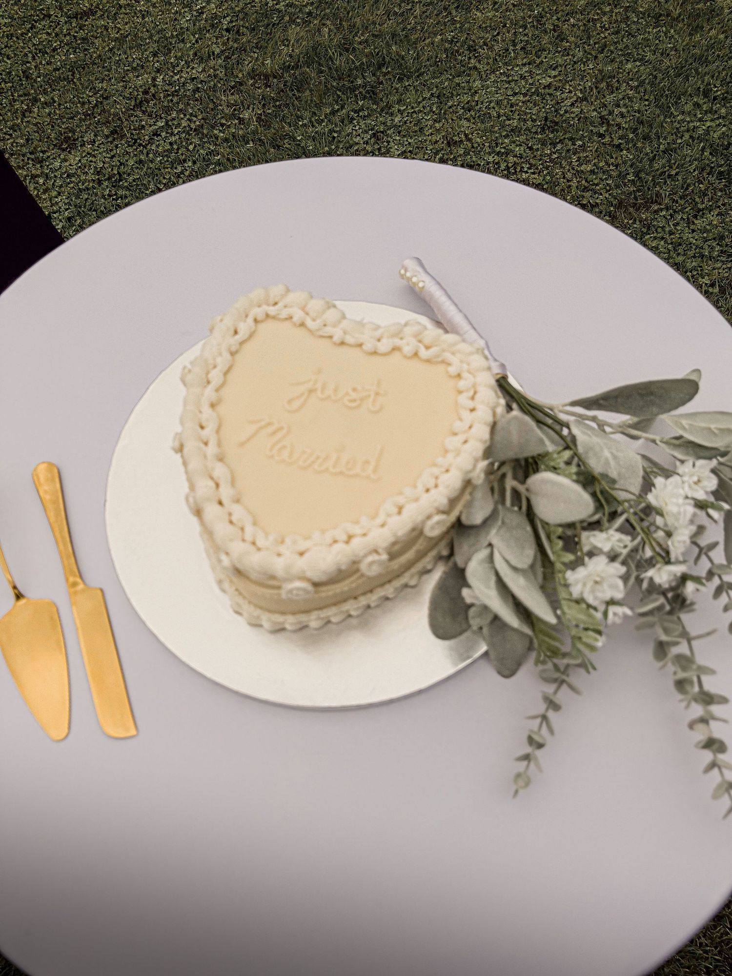 Wedding detail shots of the cake at Northern Oaks Events Wedding Venue in Sauk Rapids Minnesota