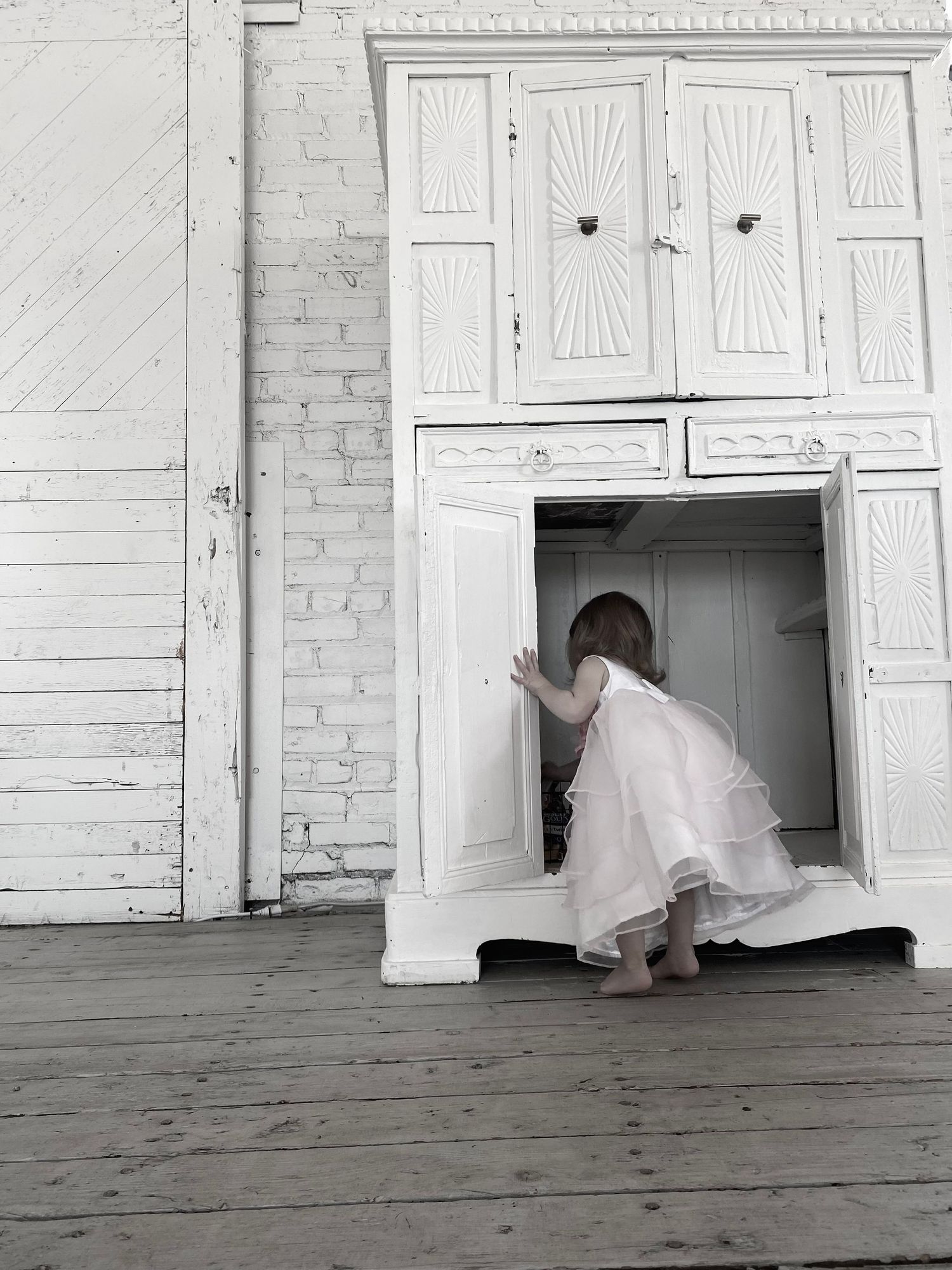 Bridal party getting ready - little girl exploring at Northern Pacific Center Wedding Venue in Sauk Rapids Minnesota