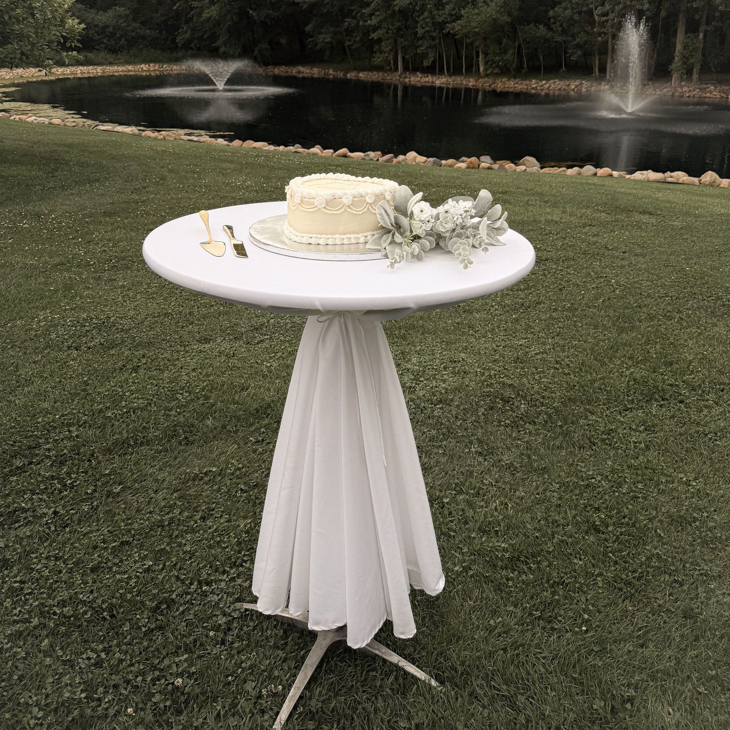 Wedding detail shot of a wedding cake at an outdoor wedding next to the waterfront at Northern Oaks Events Wedding Venue in Minnesota
