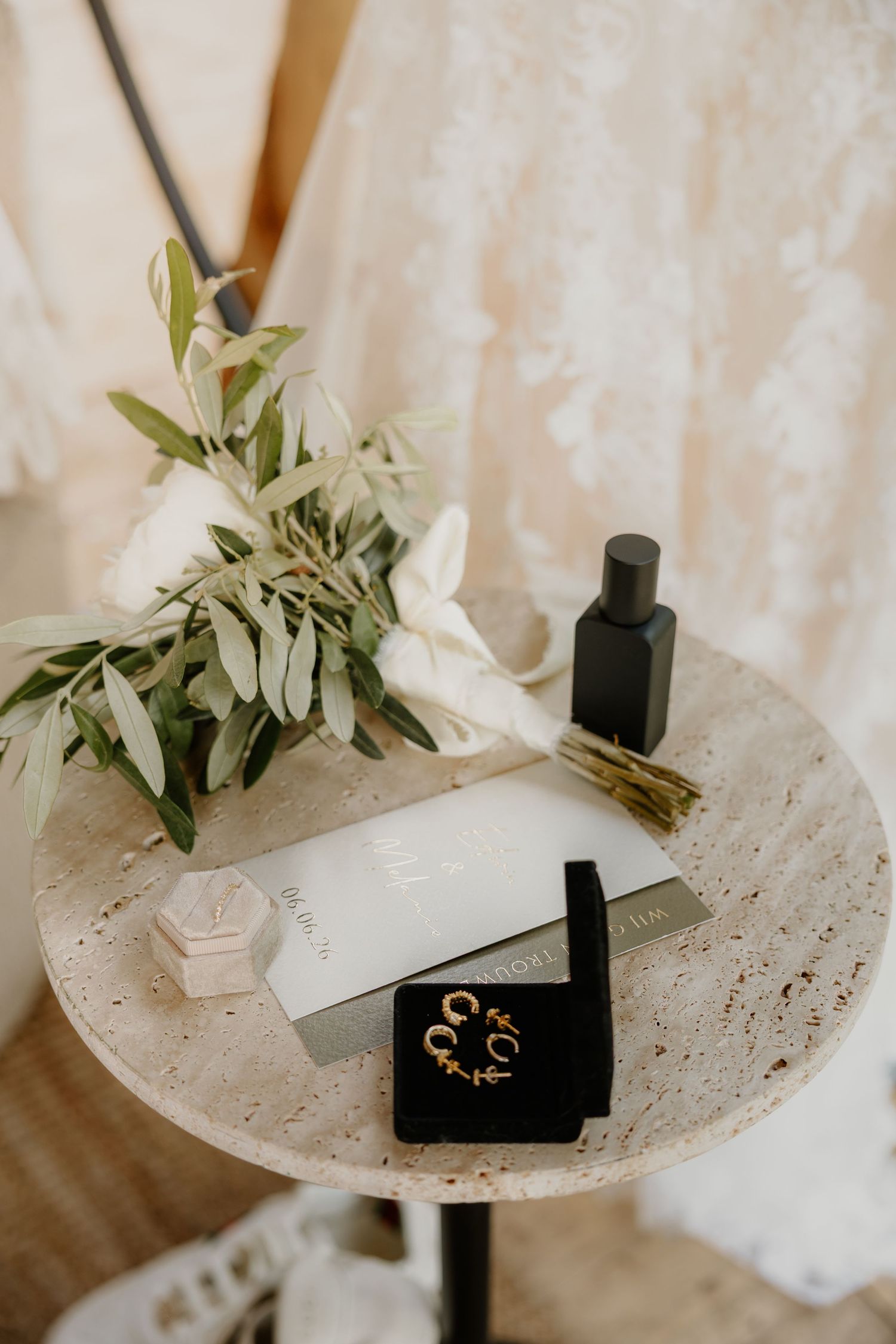 Trouwdetails met sieraden, parfum en bloemen tijdens de voorbereidingen