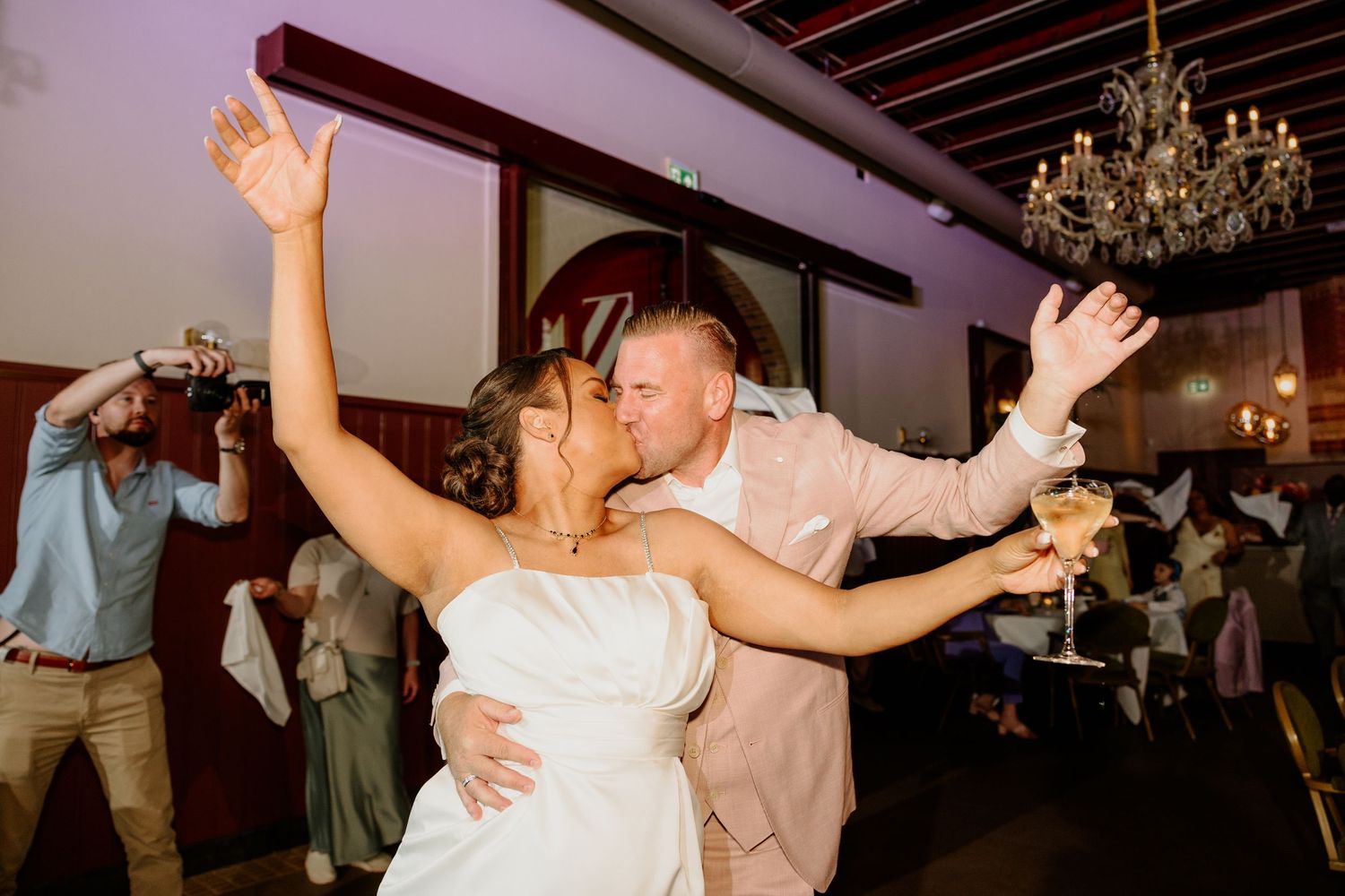 Bruidspaar omhelst elkaar dansend tijdens het avondfeest
