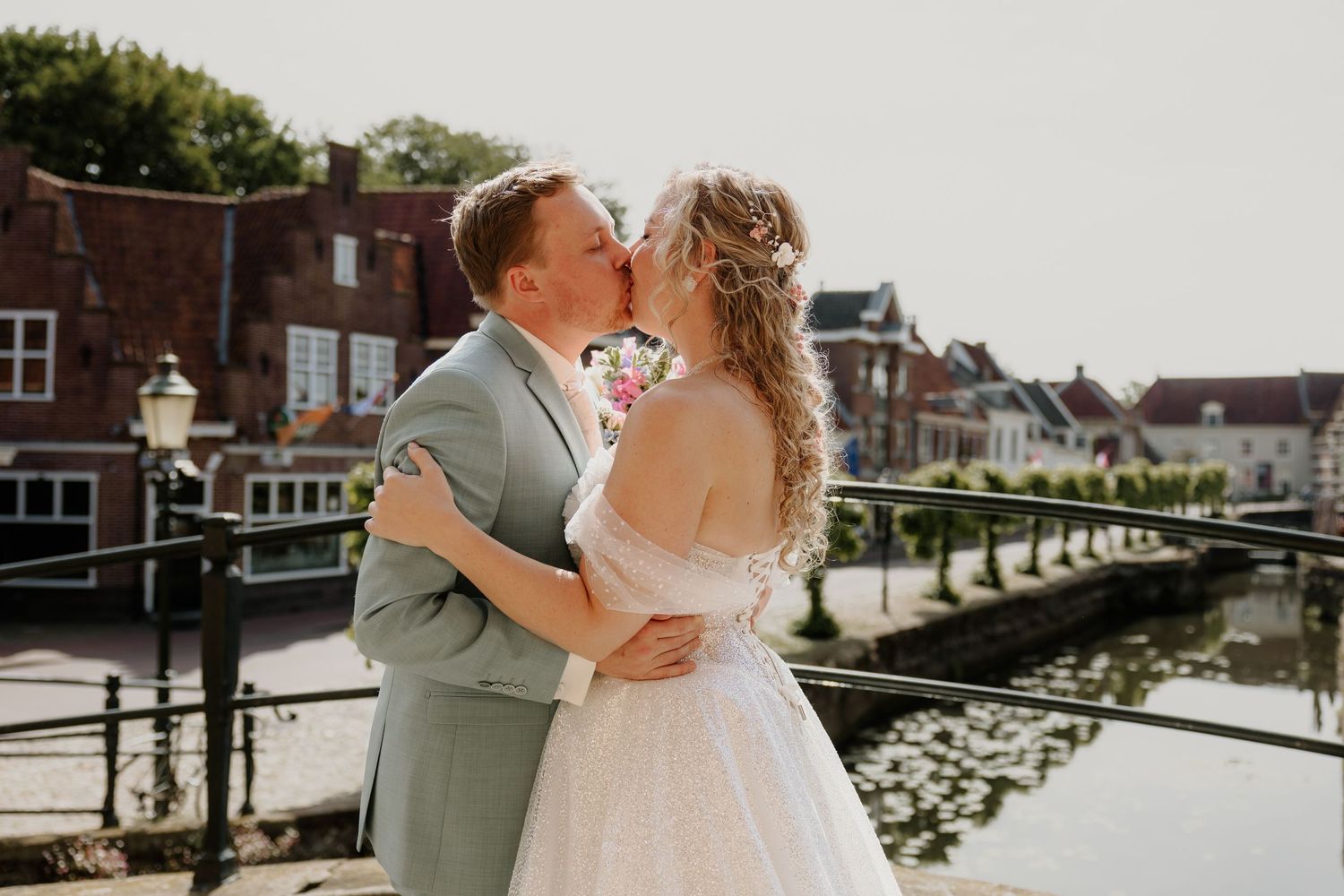 Bruidspaar tijdens trouwfotoshoot langs de grachten in Amersfoort