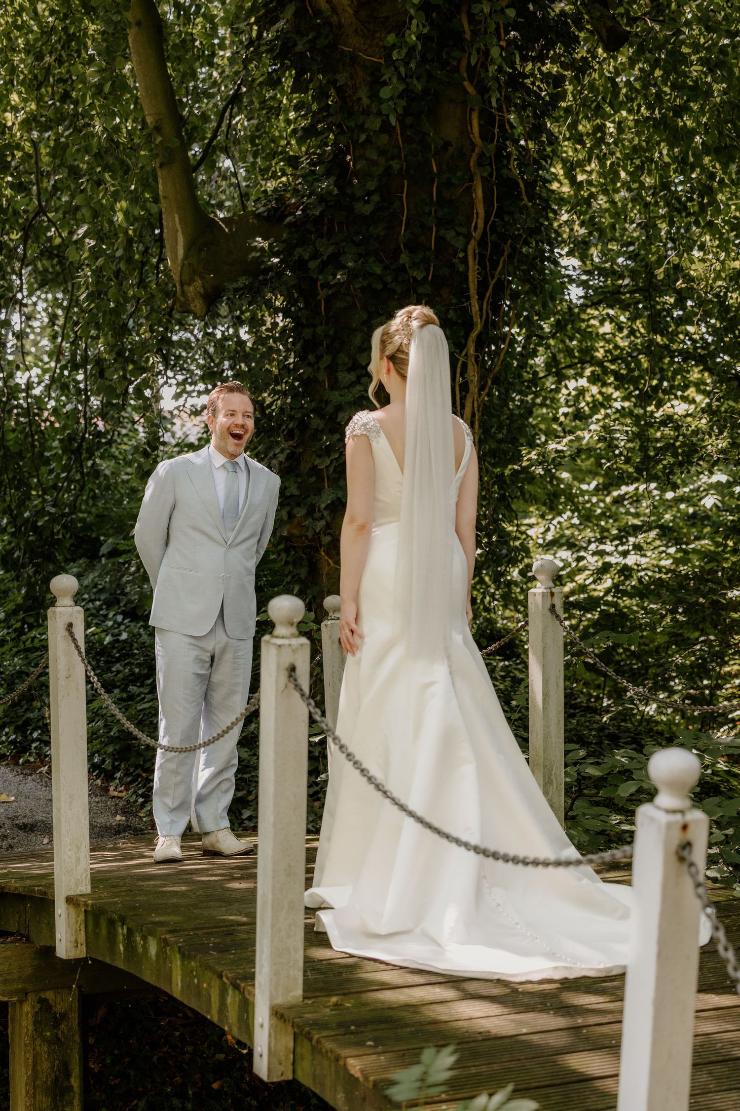 Bruid en bruidegom tijdens hun first look buiten