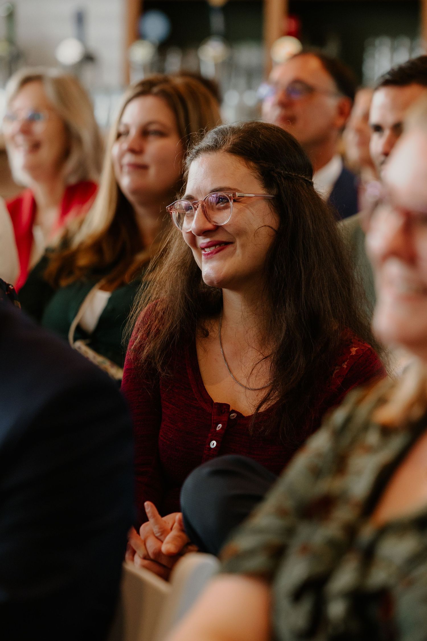 Een gast kijkt vertederd toe tijdens de ceremonie
