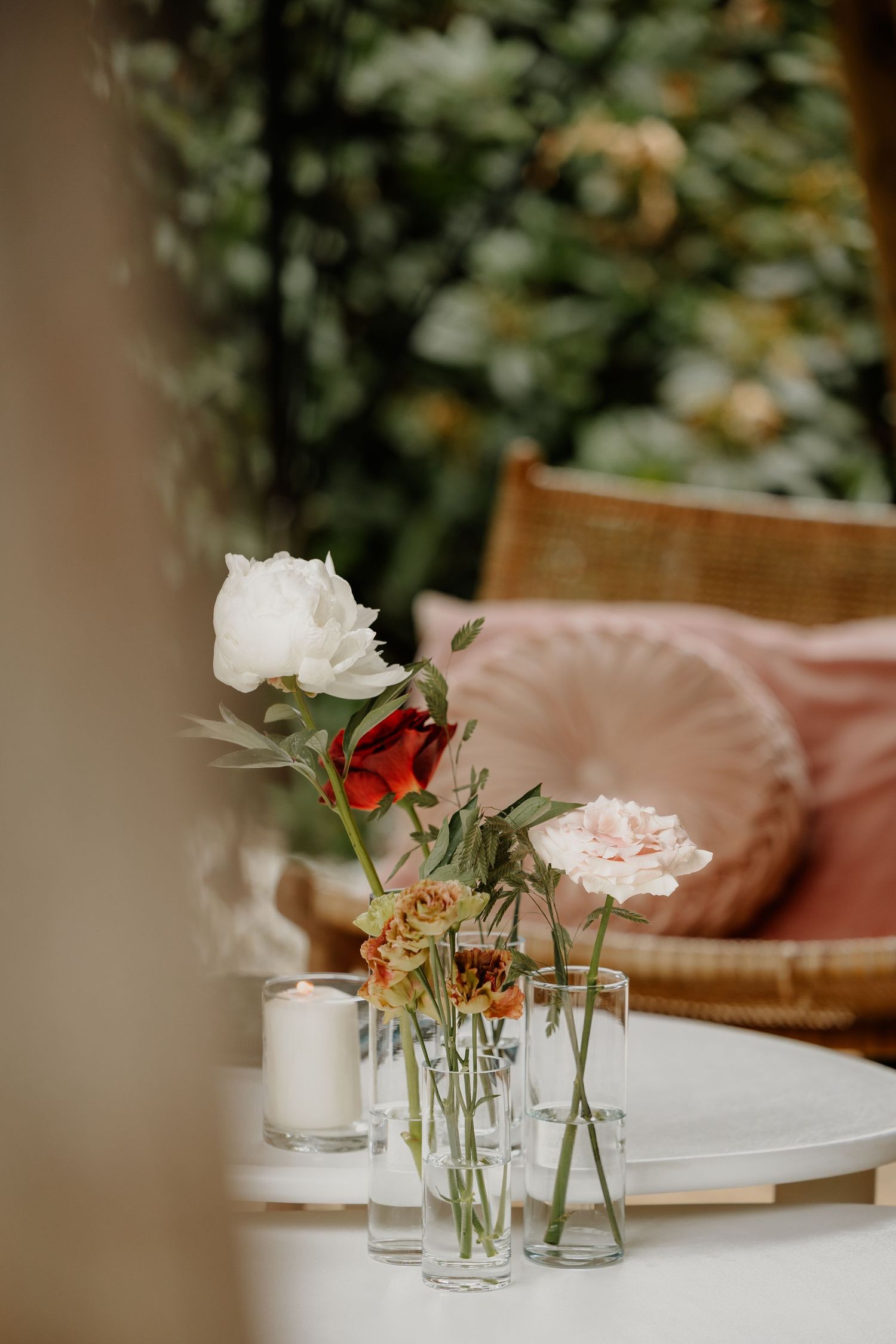 Bloemen in kleine vaasjes als tafeldecoratie voor het bruiloftsdiner