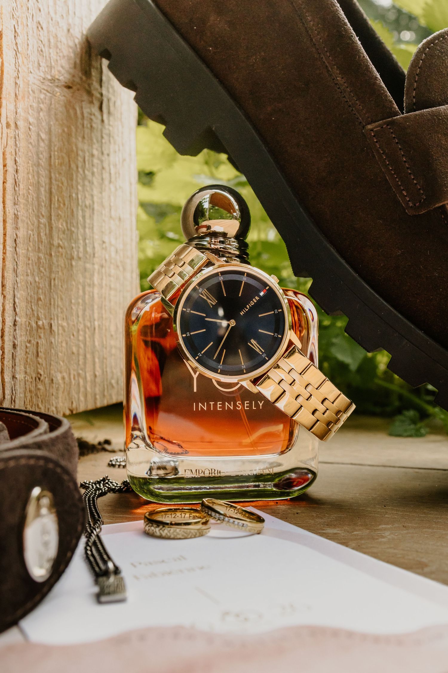 De details van een bruidegom vastgelegd voor het aankleden. Op deze foto een schoen, een riem, een luchtje, zijn horloge en de trouwringen.