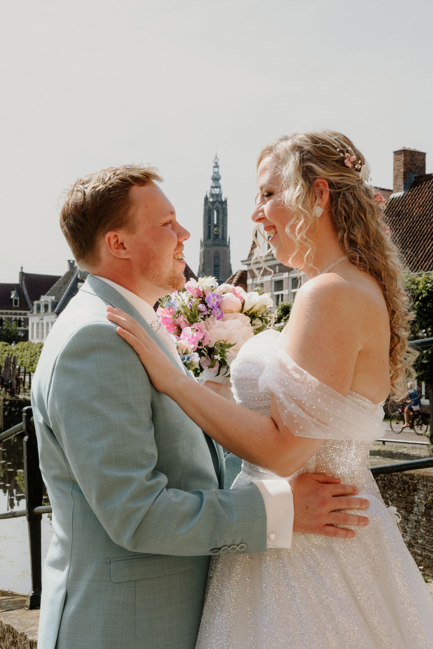 Bruidspaar tijdens hun trouwdag in de historische binnenstad van Amersfoort
