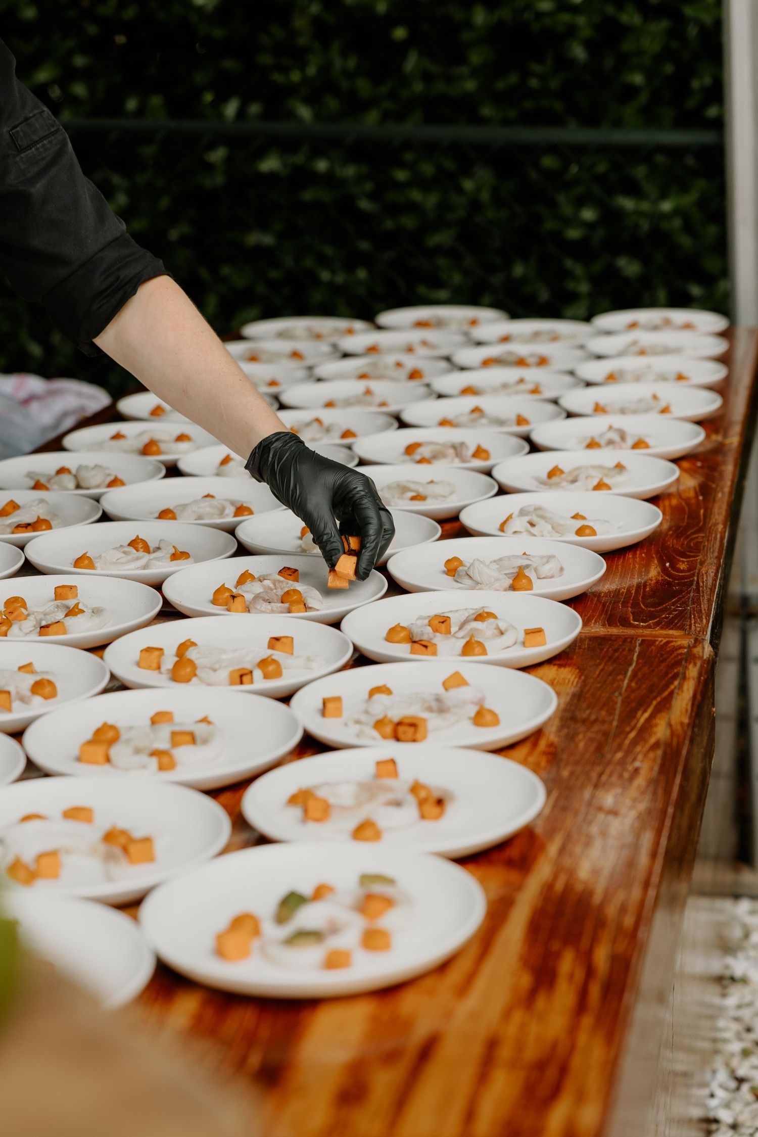 Voorgerechten klaar om geserveerd te worden tijdens het bruiloftsdiner