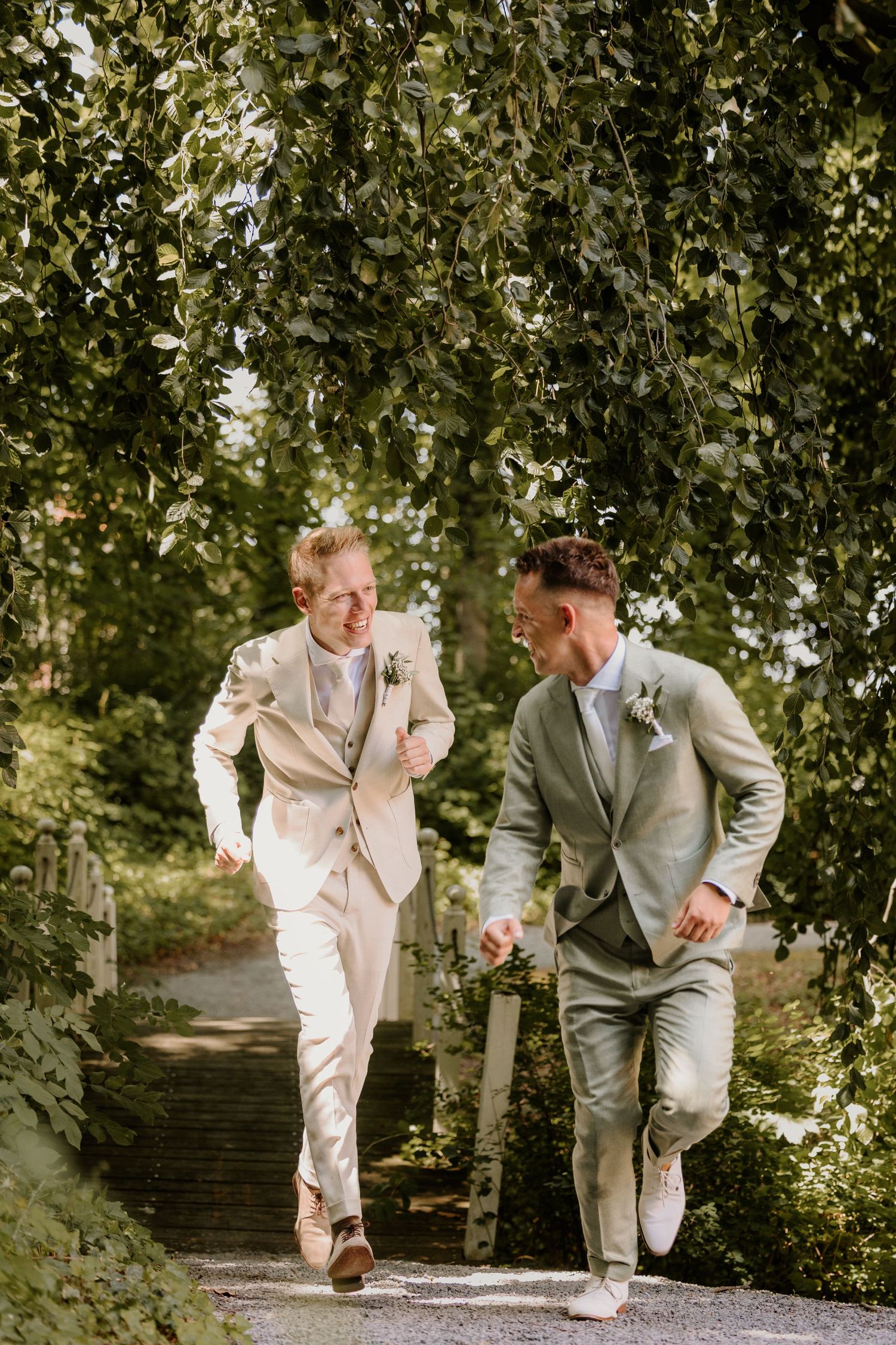 Twee bruidegoms wandelen samen tijdens hun same-sex wedding