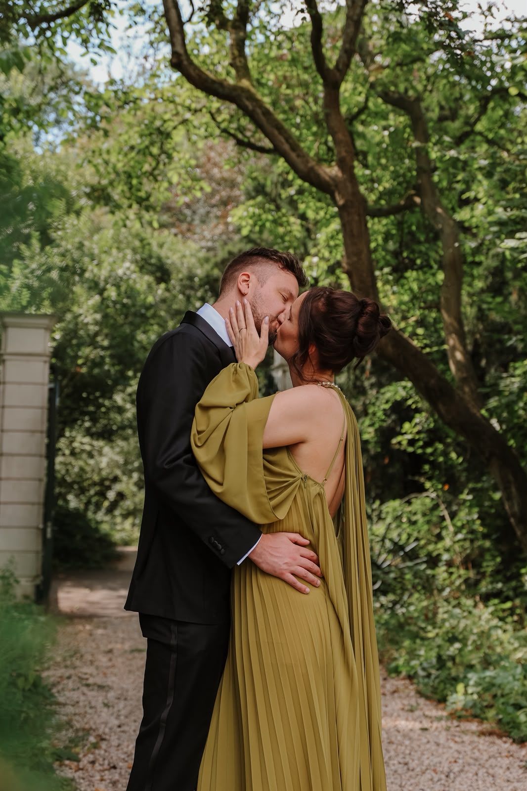 De trouwfotografen Lisa en André geven elkaar een kus