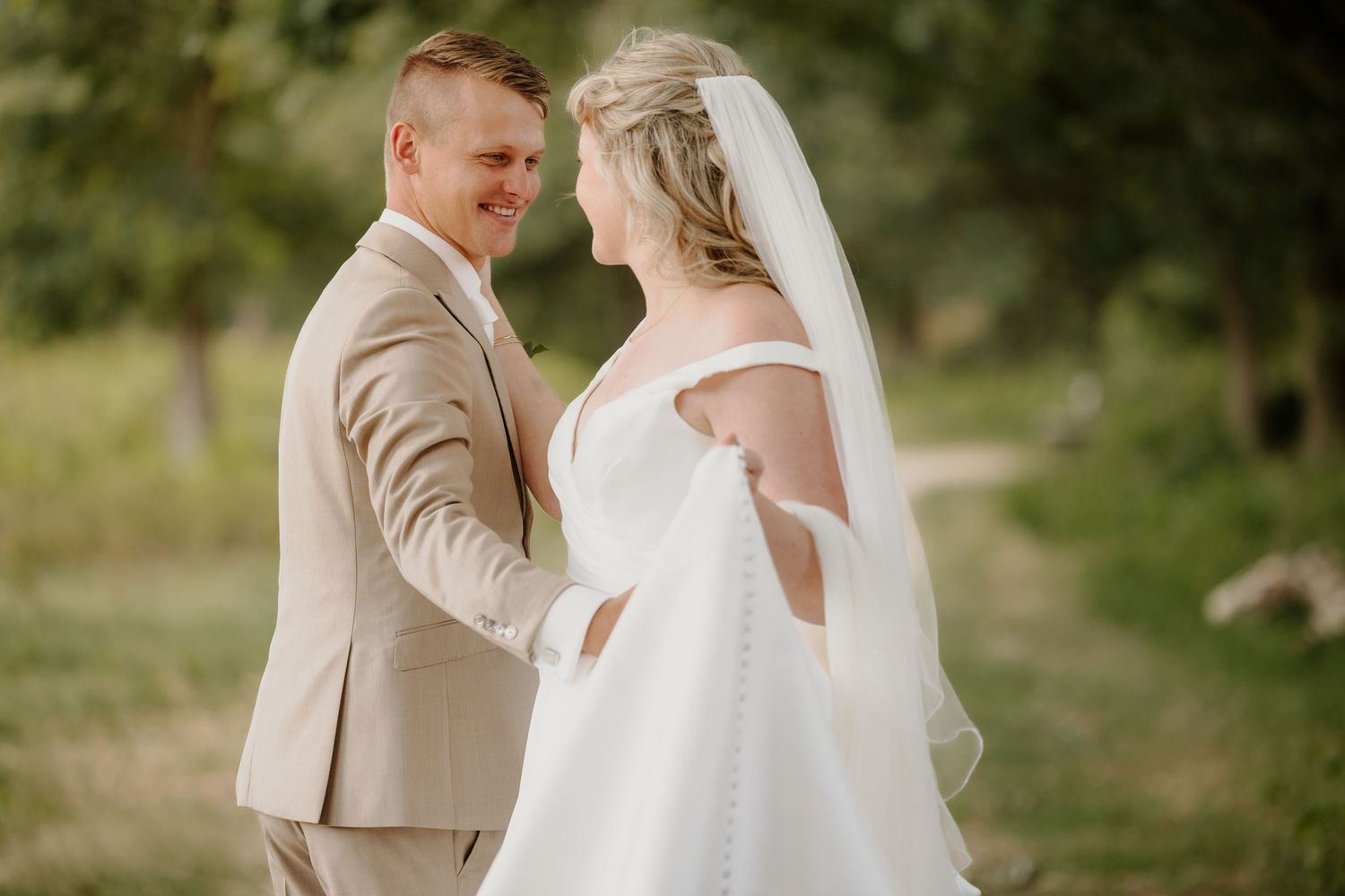 Een bruidegom danst liefdevol met zijn bruid in het bos tijdens de loveshoot