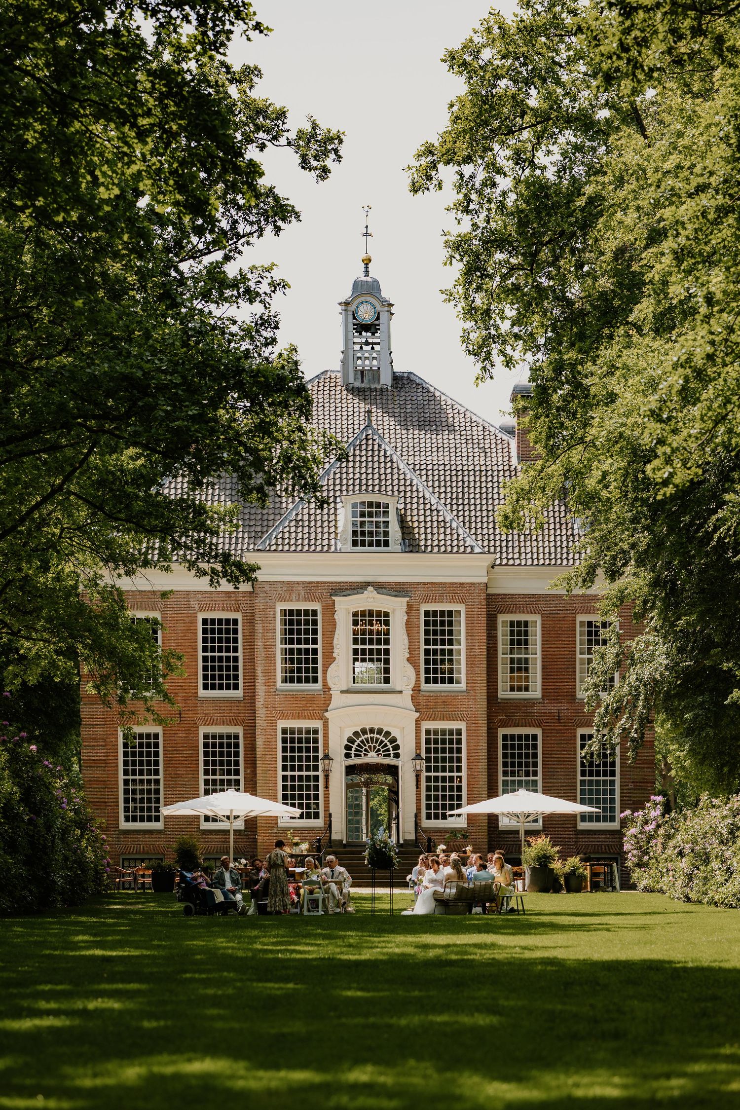 Een buitenceremonie bij Buitenplaats Sparrendaal in Driebergen.