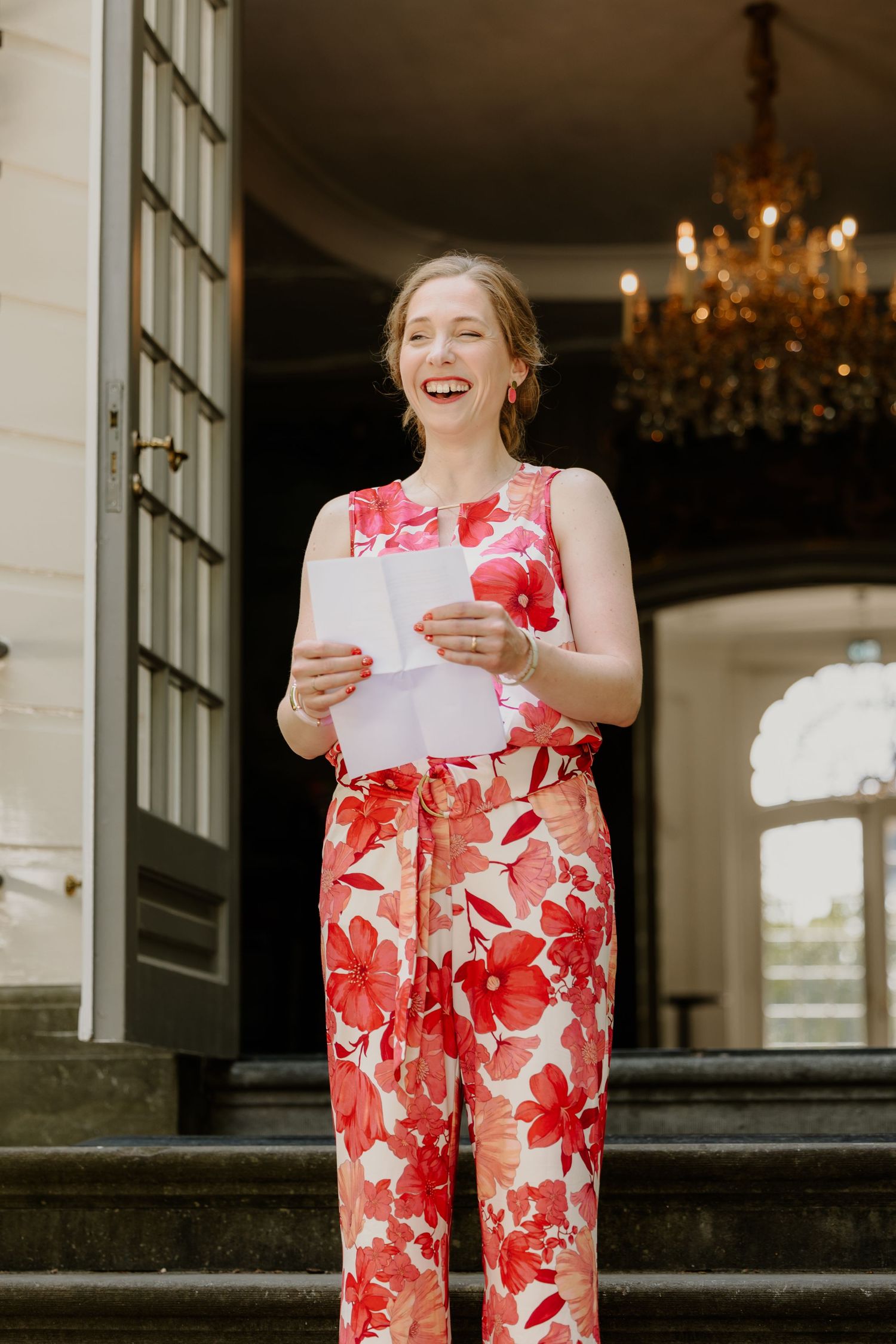 Vrouw geeft een speech tijdens een zomerse bruiloft.