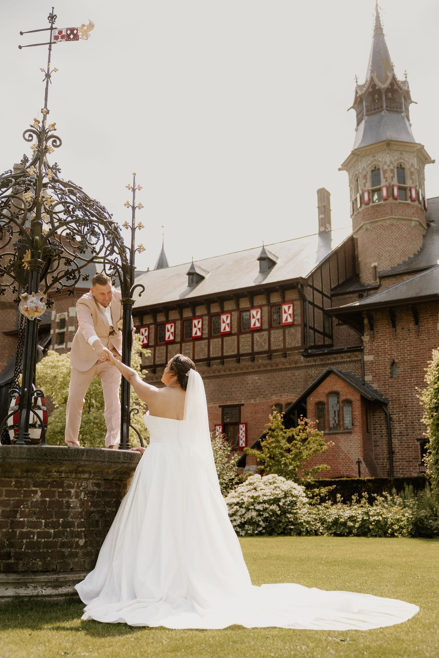 Een bruidspaar imiteert een scene uit Sneeuwwitje op de waterput van Kasteel de Haar te Utrecht