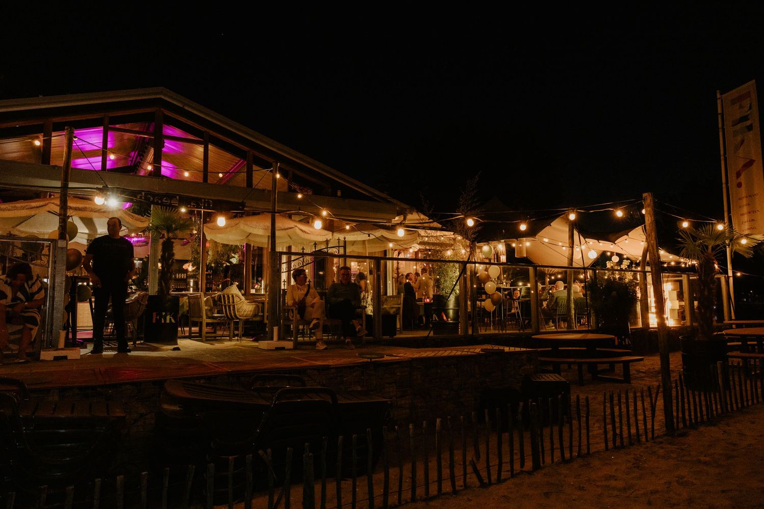 Trouwlocatie in de avond met sfeervolle verlichting tijdens een bruiloft