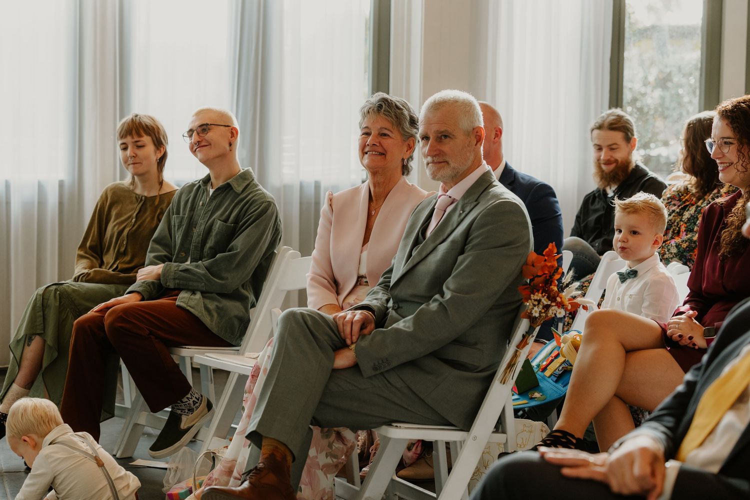 Gasten kijken naar de ceremonie bij Anafora