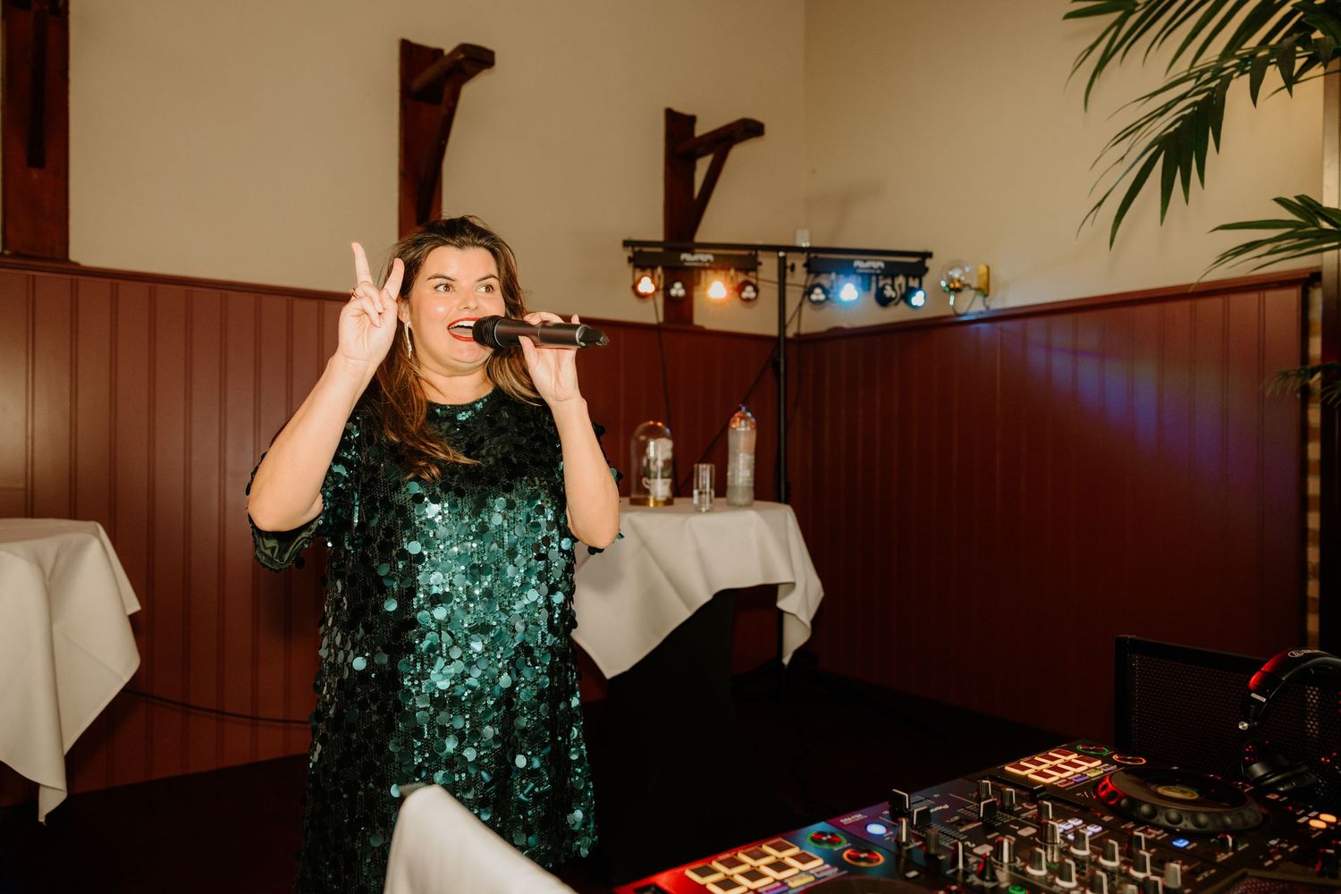 DJ kondigt het bruidspaar aan tijdens het trouwfeest.
