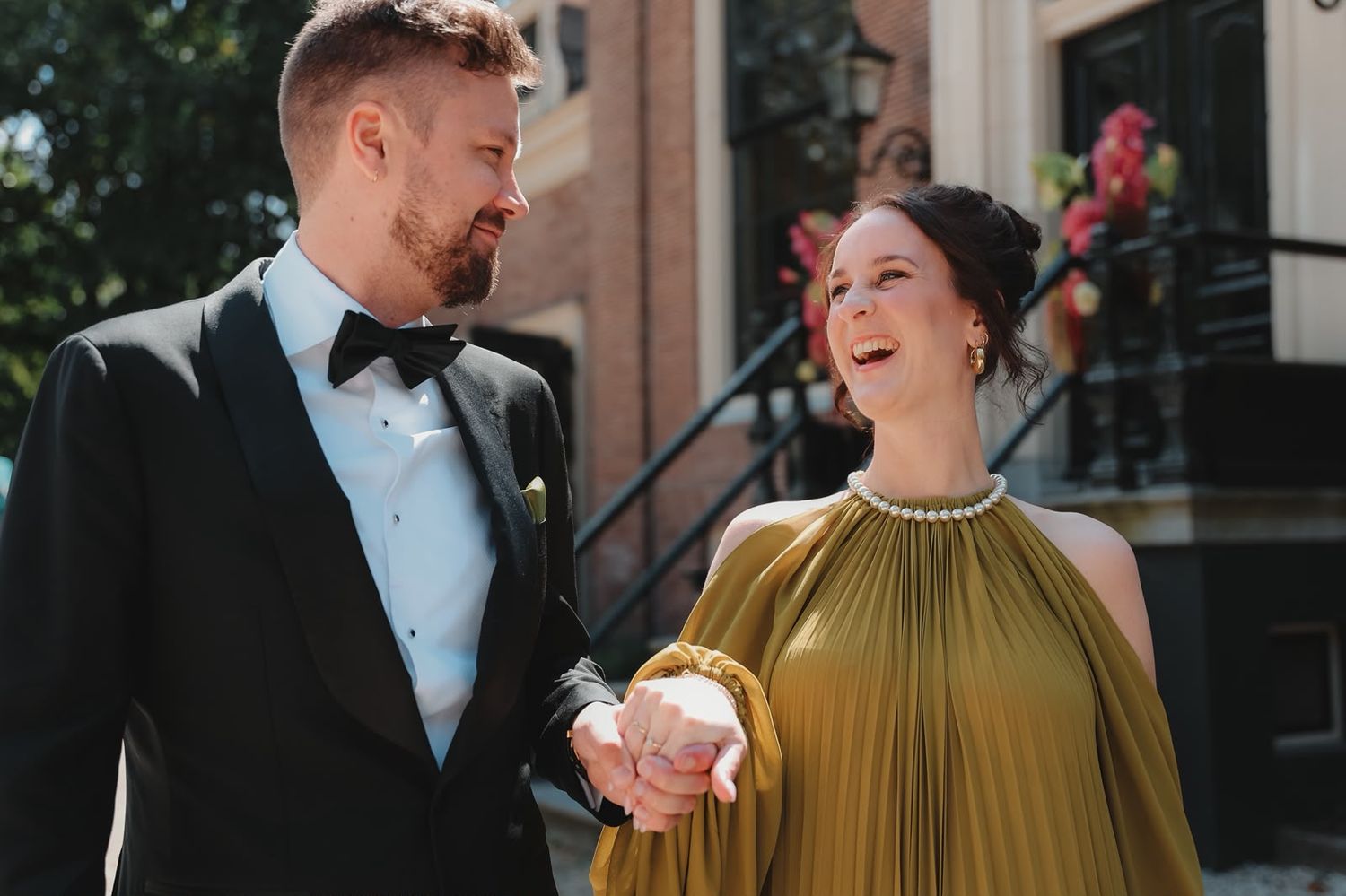 De trouwfotografen Lisa en André lachen naar elkaar