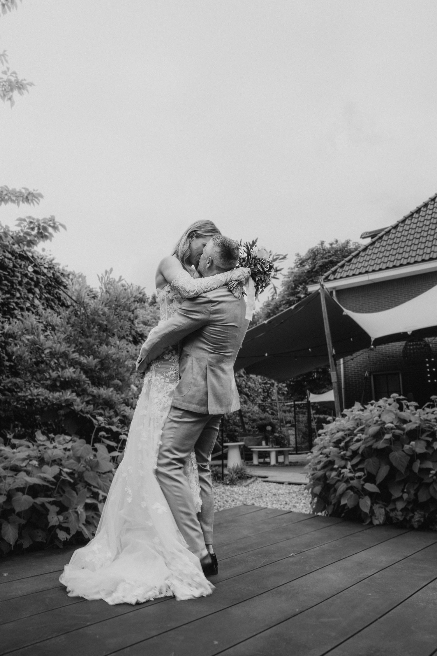 Bruid omhelst haar bruidegom
