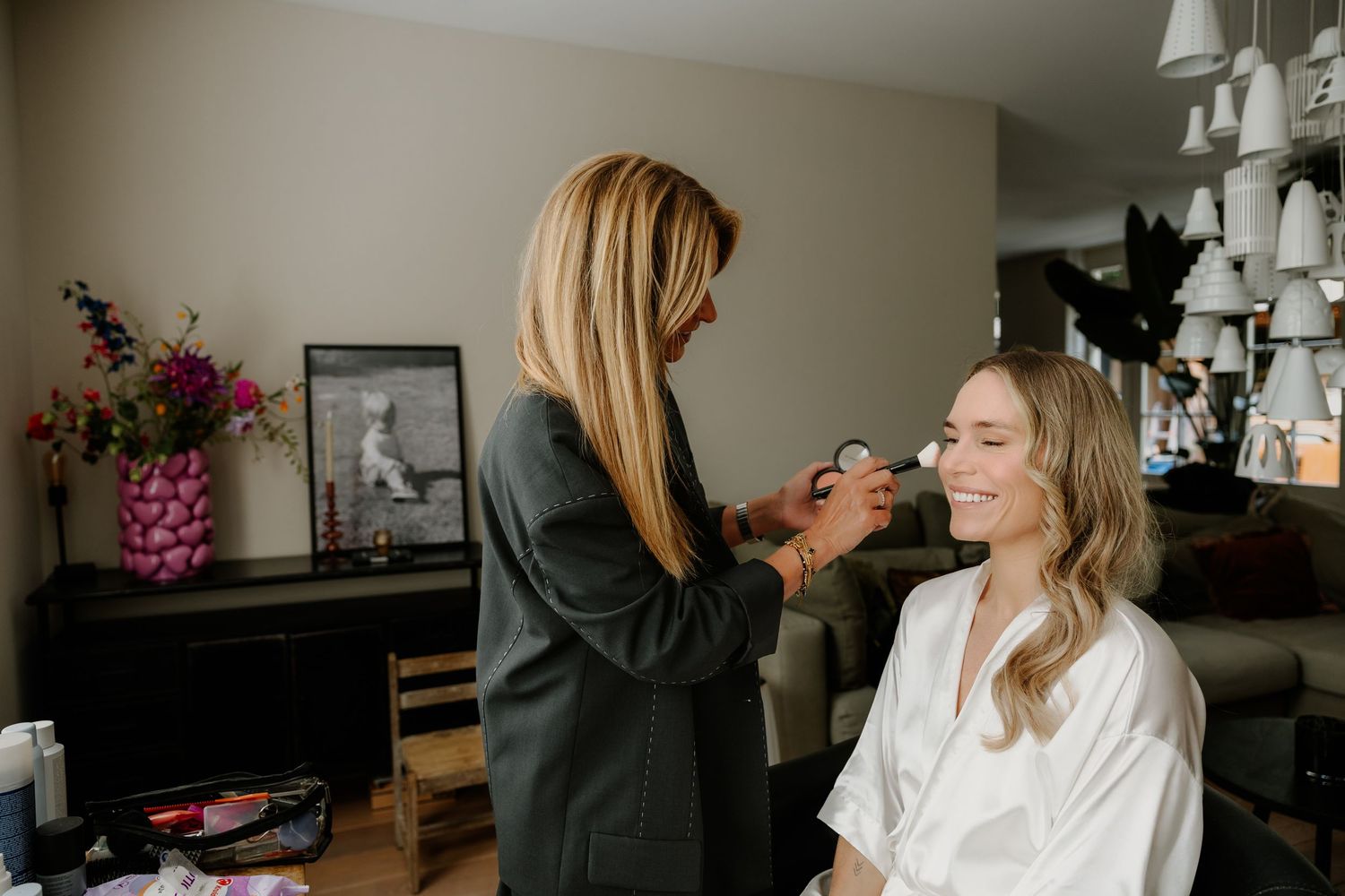 Bruid tijdens het aanbrengen van haar make-up voor de bruiloft