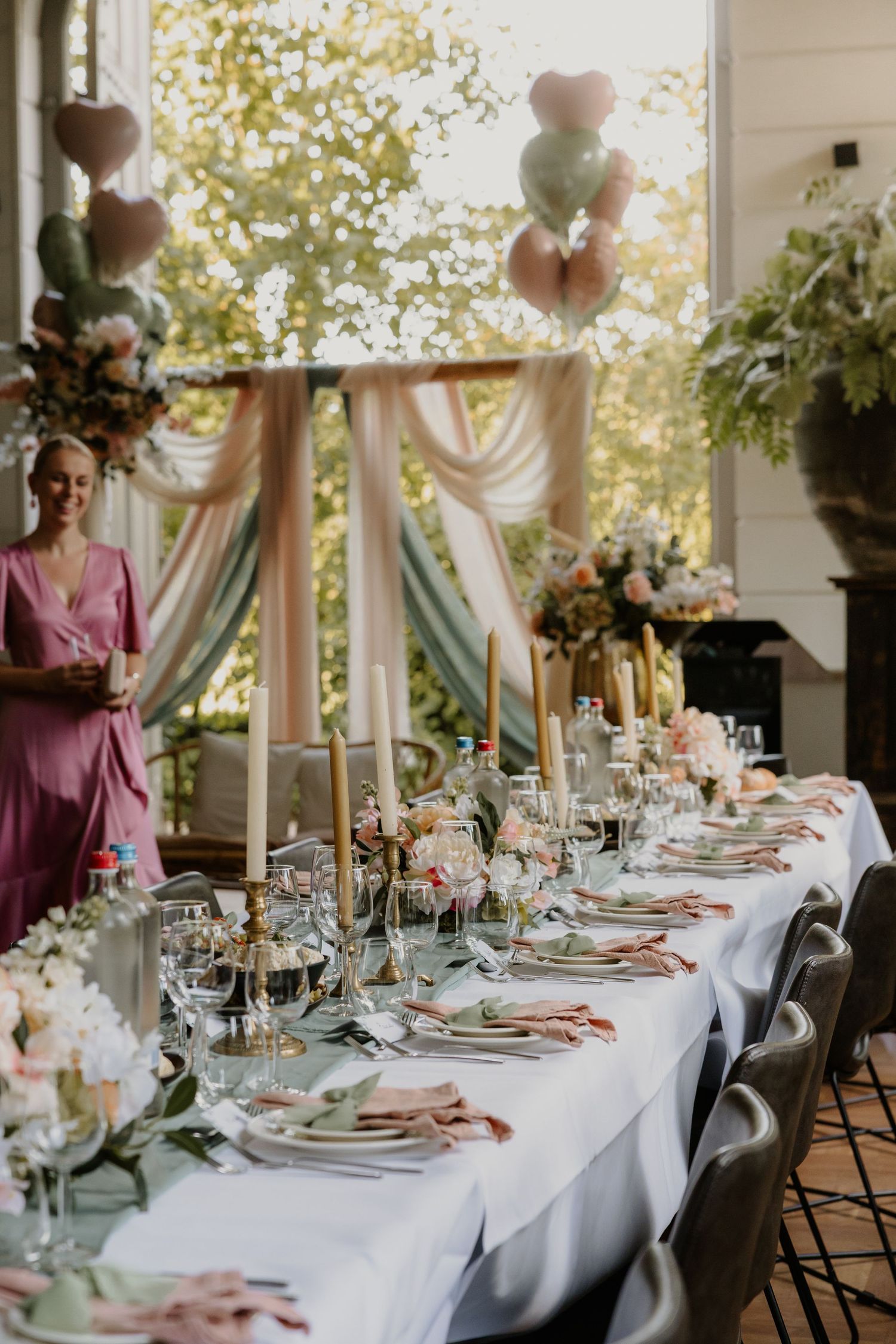 Lange dinertafel met bloemen en sfeervolle styling voor het bruiloftsdiner