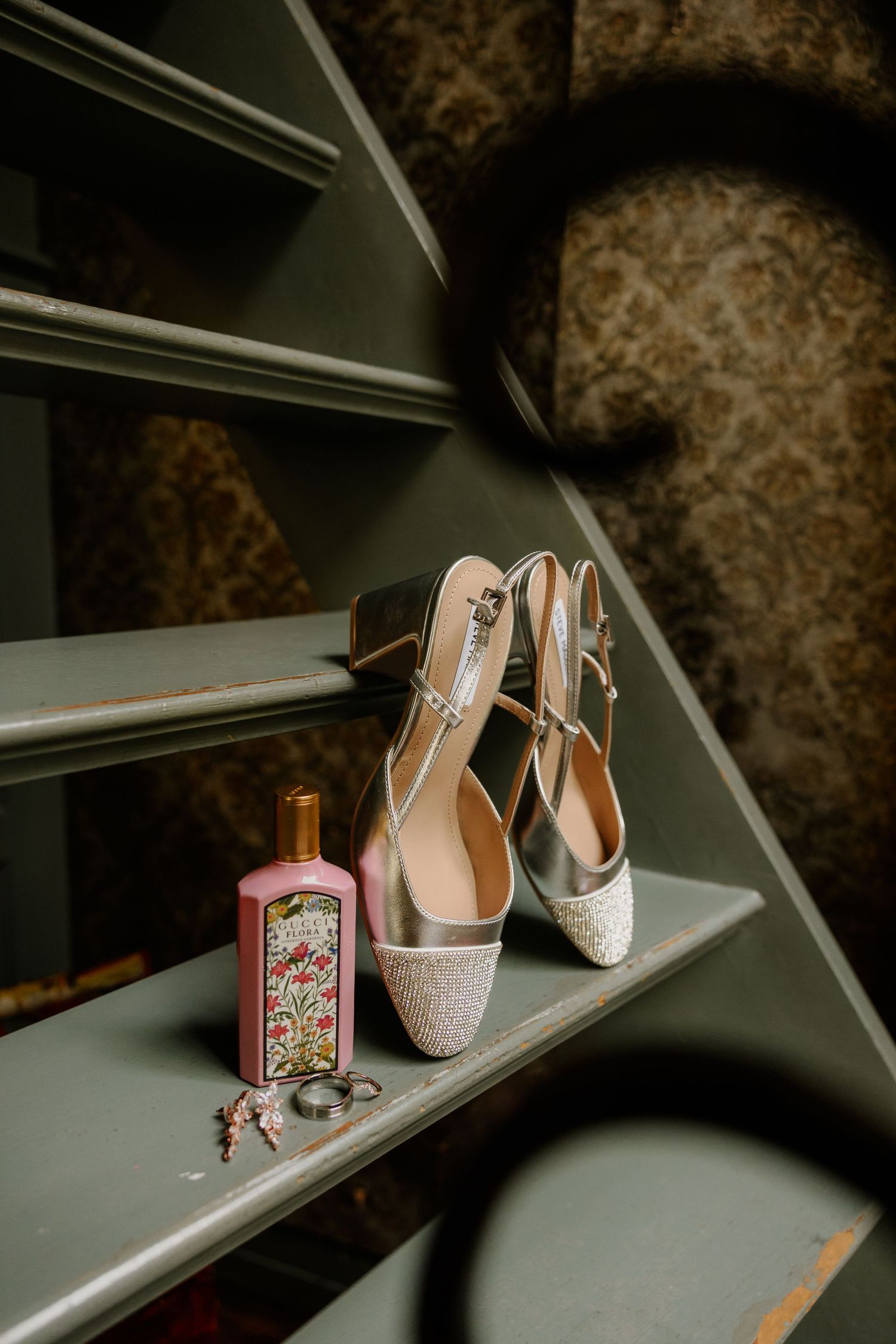 Trouwschoenen en accessoires klaargezet tijdens de getting ready