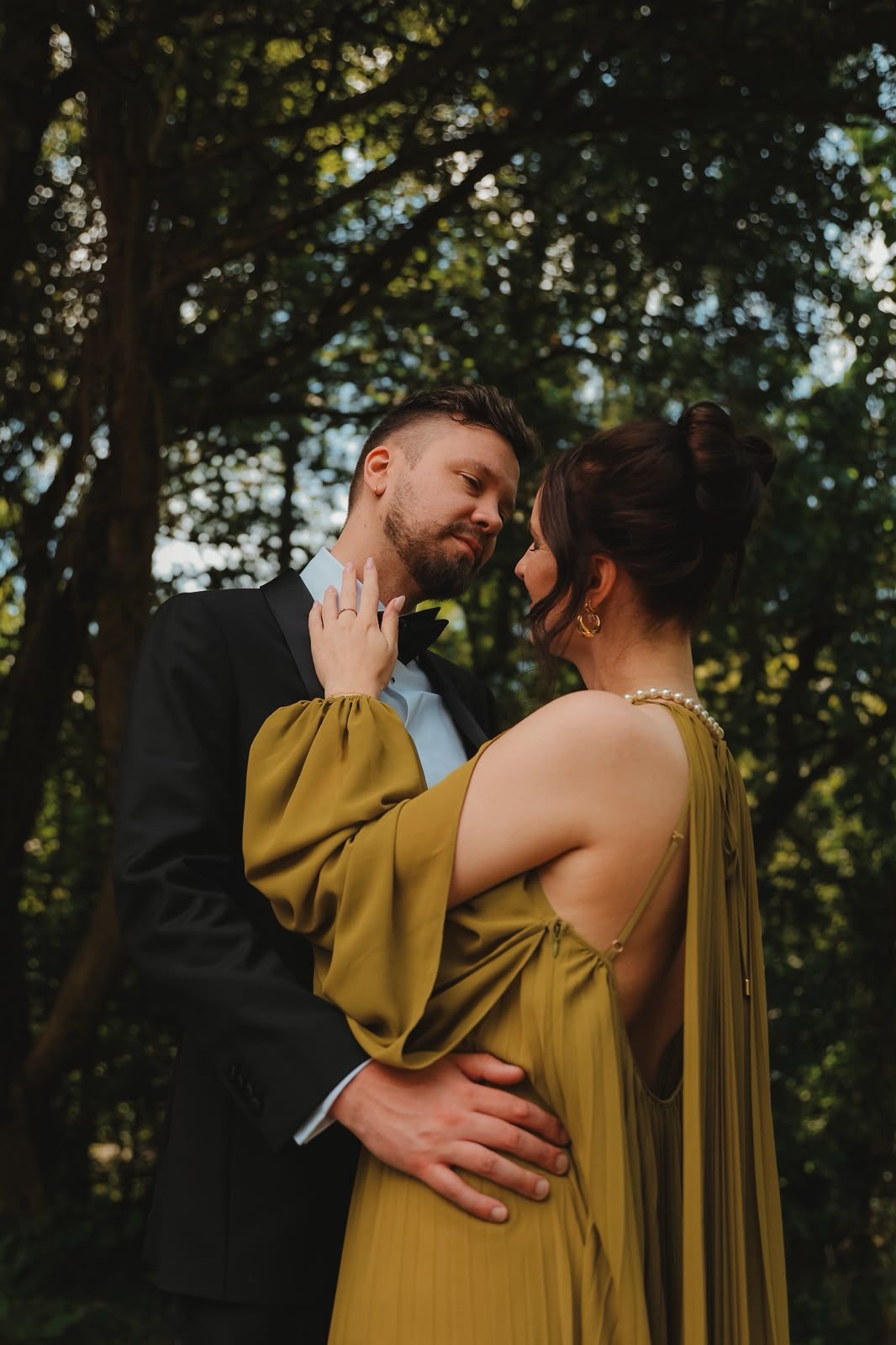 De trouwfotografen Lisa en André kijken elkaar romantisch aan