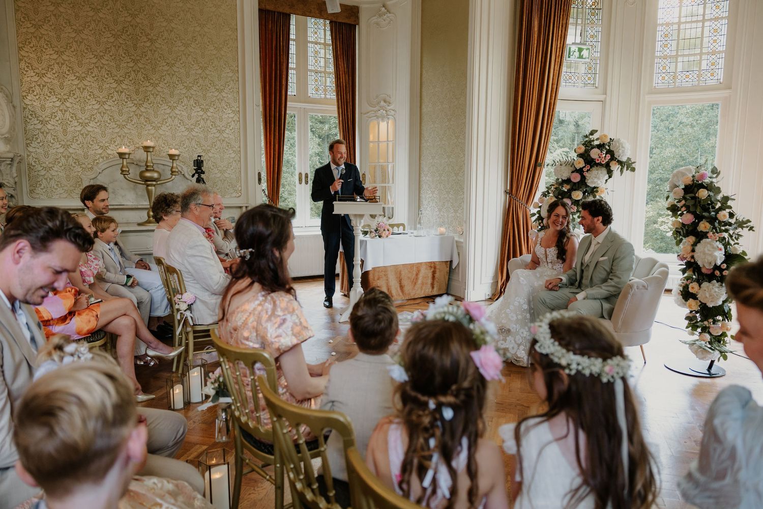 Ceremoniespreker spreekt het bruidspaar en de gasten toe tijdens de huwelijksceremonie