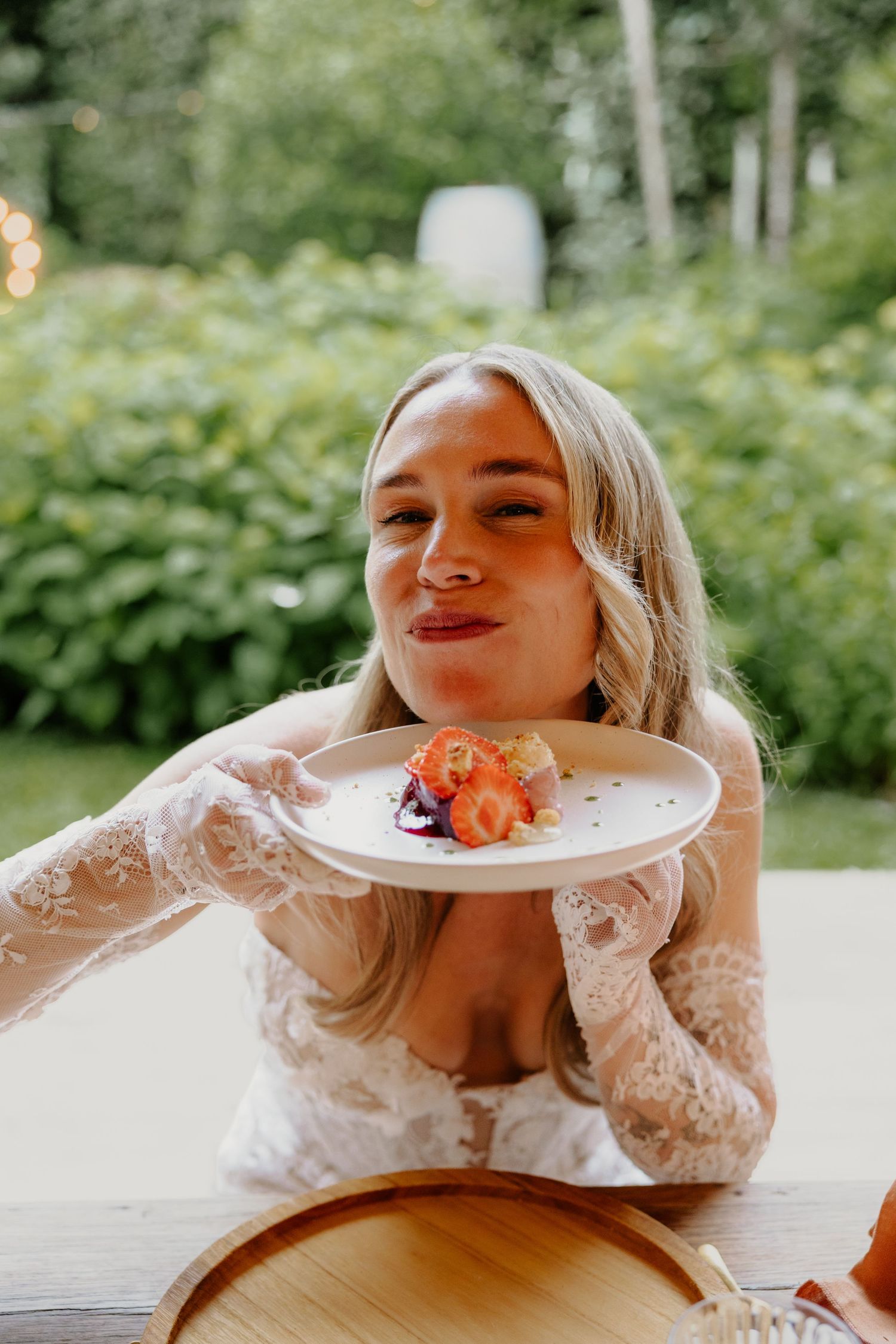 Bruid geniet van een dessert tijdens het diner op haar trouwdag