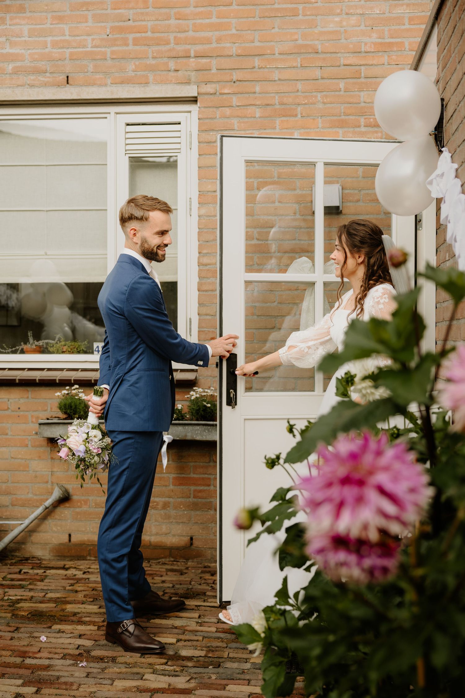 Bruidegom ziet zijn bruid voor het eerst tijdens een first look in de tuin