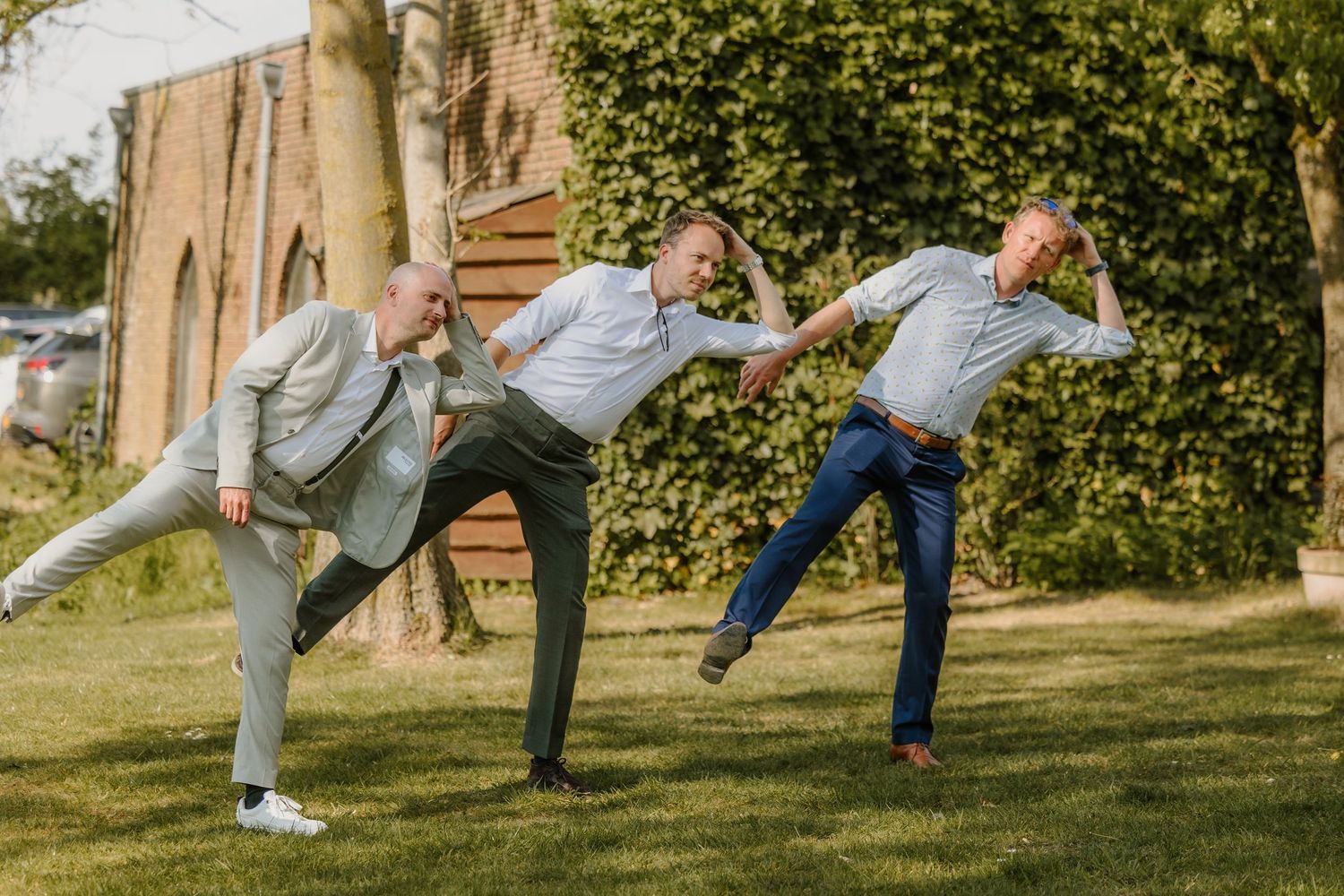 Bruiloftsgasten spelen een actief spel in de tuin